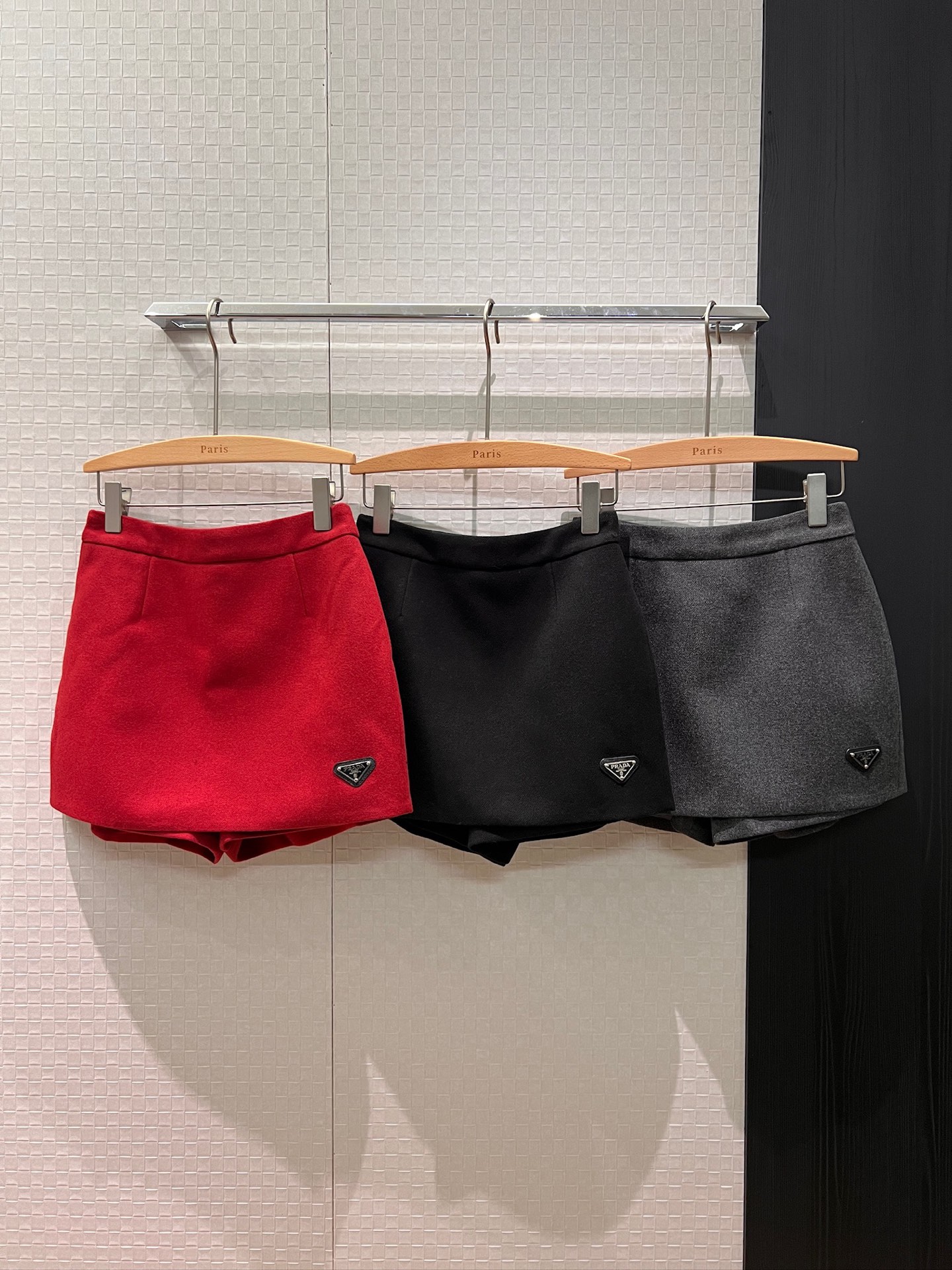 NO:626862,New fake two-piece design skirt decorated shorts, skirt pants classic triangle logo decoration, sweet age-reducing college style, cute and versatile, black gray red S-XL,,skirts,shorts,alexander wang19860909新款假两件设计裙摆装饰短裤 裙裤经典三角徽标装饰 甜美减龄学院风 可爱百搭 黑色灰色红色 S-XL,,skirts,shorts,alexander wang,Women's clothing