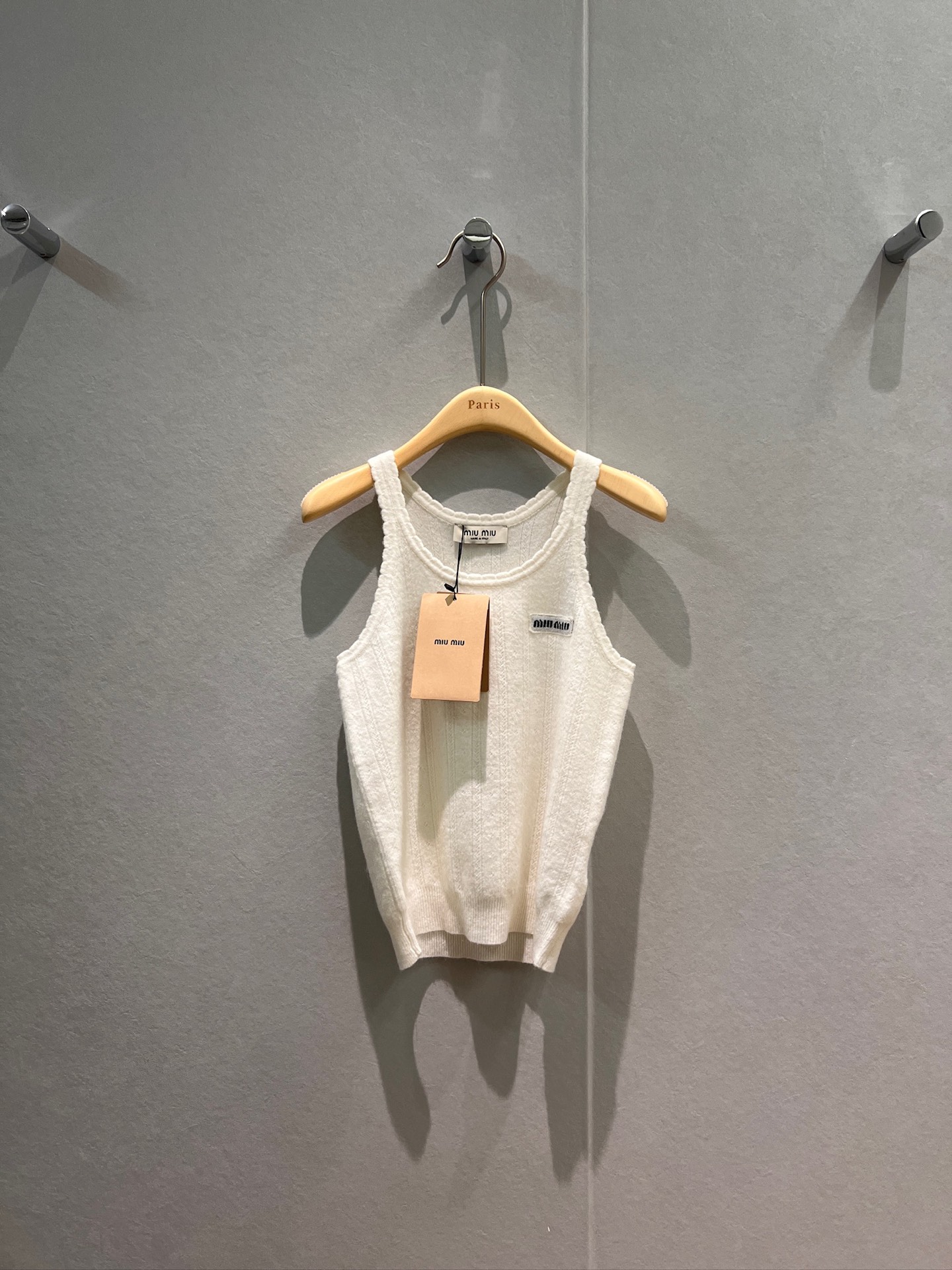 NO:626854,Early spring new style lace suspender hollow cable knitted vest. The miu letter logo on the chest is cute and age-reducing. Wear alone with jackets SML, miumiu, jackets & coats, alexander wang19860909早春新款花边吊带镂空绞花针织背心 胸前miu字母徽标可爱减龄 单穿搭外套SML,,miumiu,jackets & coats,alexander wang,Women's clothing