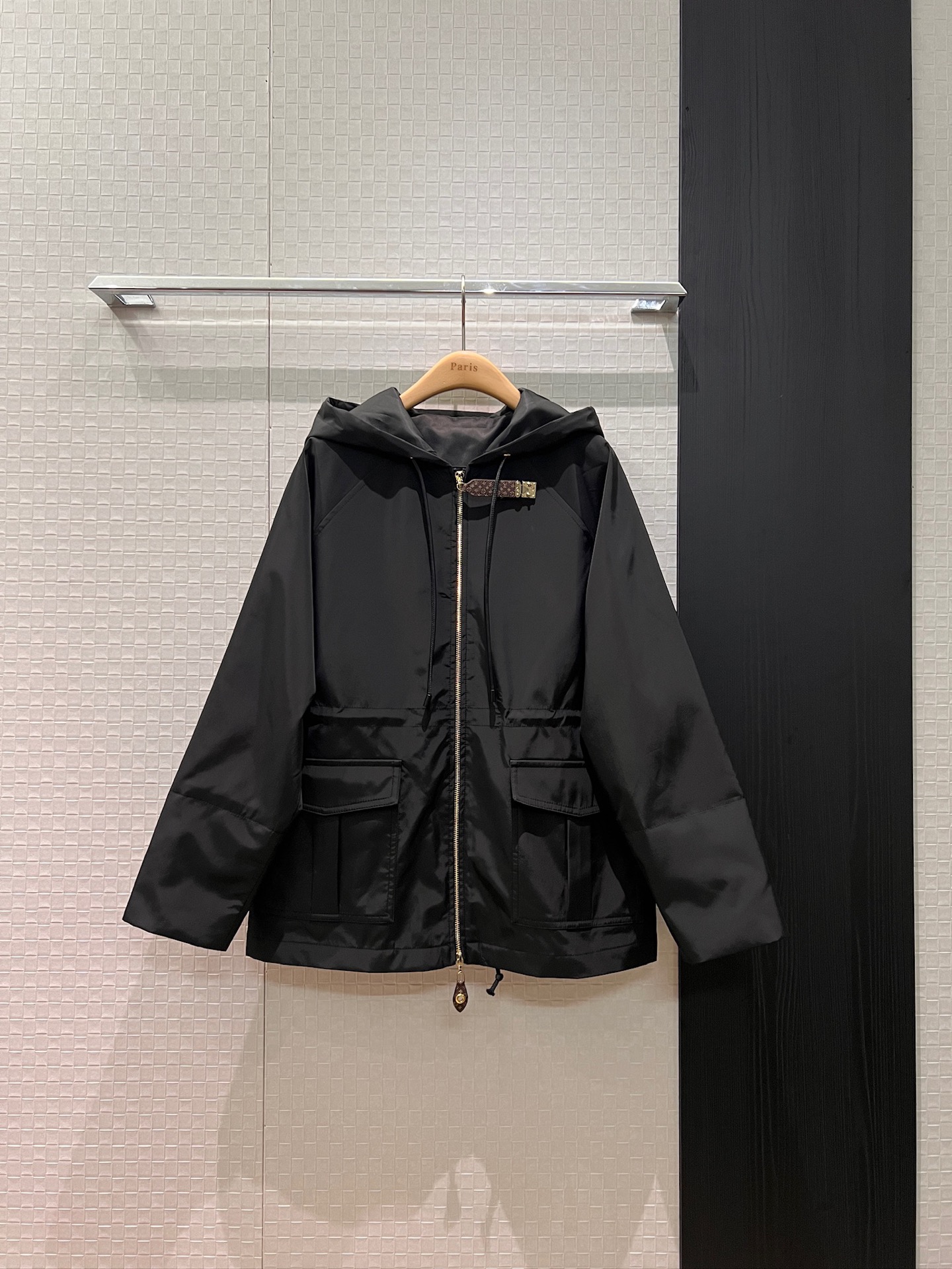 NO:628035,New style presbyopic lock buckle belt decorated with large pockets, hooded waist design, windbreaker jacket with non-detachable hood, loose and casual, waist can be adjusted with drawstring, waist slimming hardware accessories molding, fashionable and versatile, loose and age-reducing S-XL,,jackets & coats,hats,alexander wang19860909新款老花锁扣皮带装饰大口袋 连帽收腰设计风衣外套帽子不可拆 宽松休闲 腰围可抽绳调节 收腰修身五金配件开模 时尚百搭 宽松减龄 S-XL,,jackets & coats,hats,alexander wang,Women's clothing