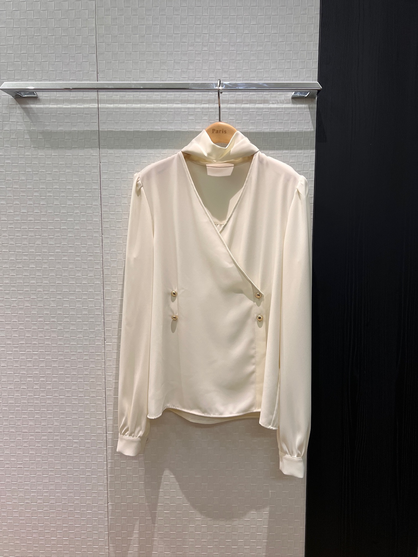 NO:628067,New style shirt with small high collar, hollow V-neck wrap design, lantern sleeves, open molded double-row gold buttons, elegant and versatile for commuting, a must-have for age reduction S-XL,,alexander wang19860909新款小高领镂空V领包裹设计衬衣灯笼袖 开模双排金扣 优雅通勤气质百搭 减龄必备 S-XL,,alexander wang,Women's clothing