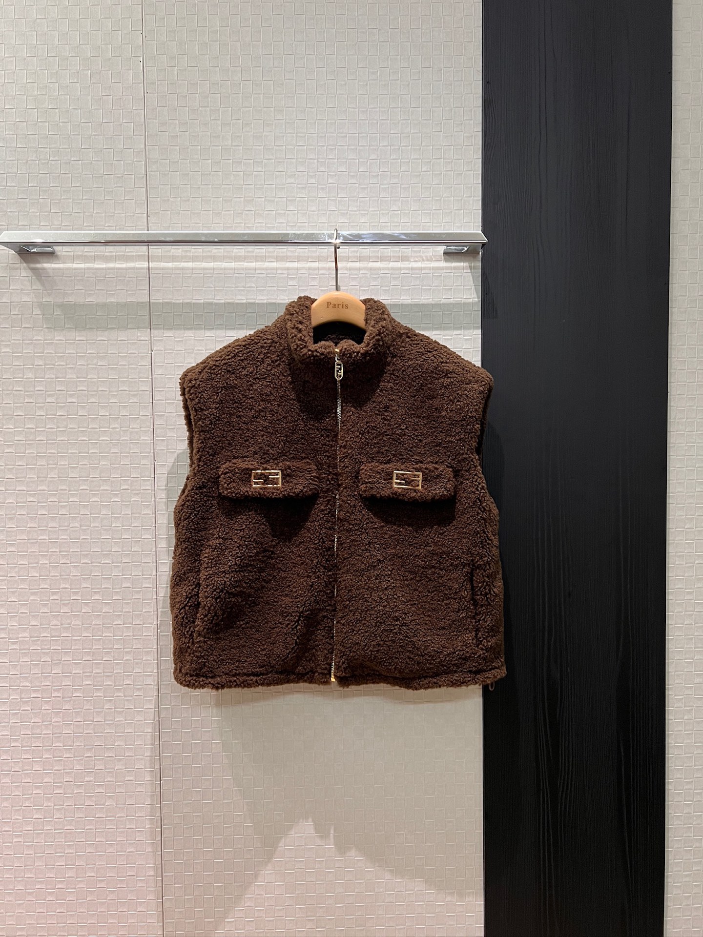 NO:628083,New stand-up collar Teddy furry polar fleece short vest jacket with double F badge fake flap pocket decoration on the chest. Drawstring waist adjustment design at the hem. Slim, versatile, warm and age-reducing. Cute and casual. Brown apricot SML,,jackets & coats,alexander wang19860909新款立领泰迪毛毛摇粒绒短款马甲外套胸前双F徽章假翻盖口袋装饰 下摆抽绳收腰调节设计 显瘦百搭保暖减龄 可爱休闲 咖色杏色 SML,,jackets & coats,alexander wang,Women's clothing