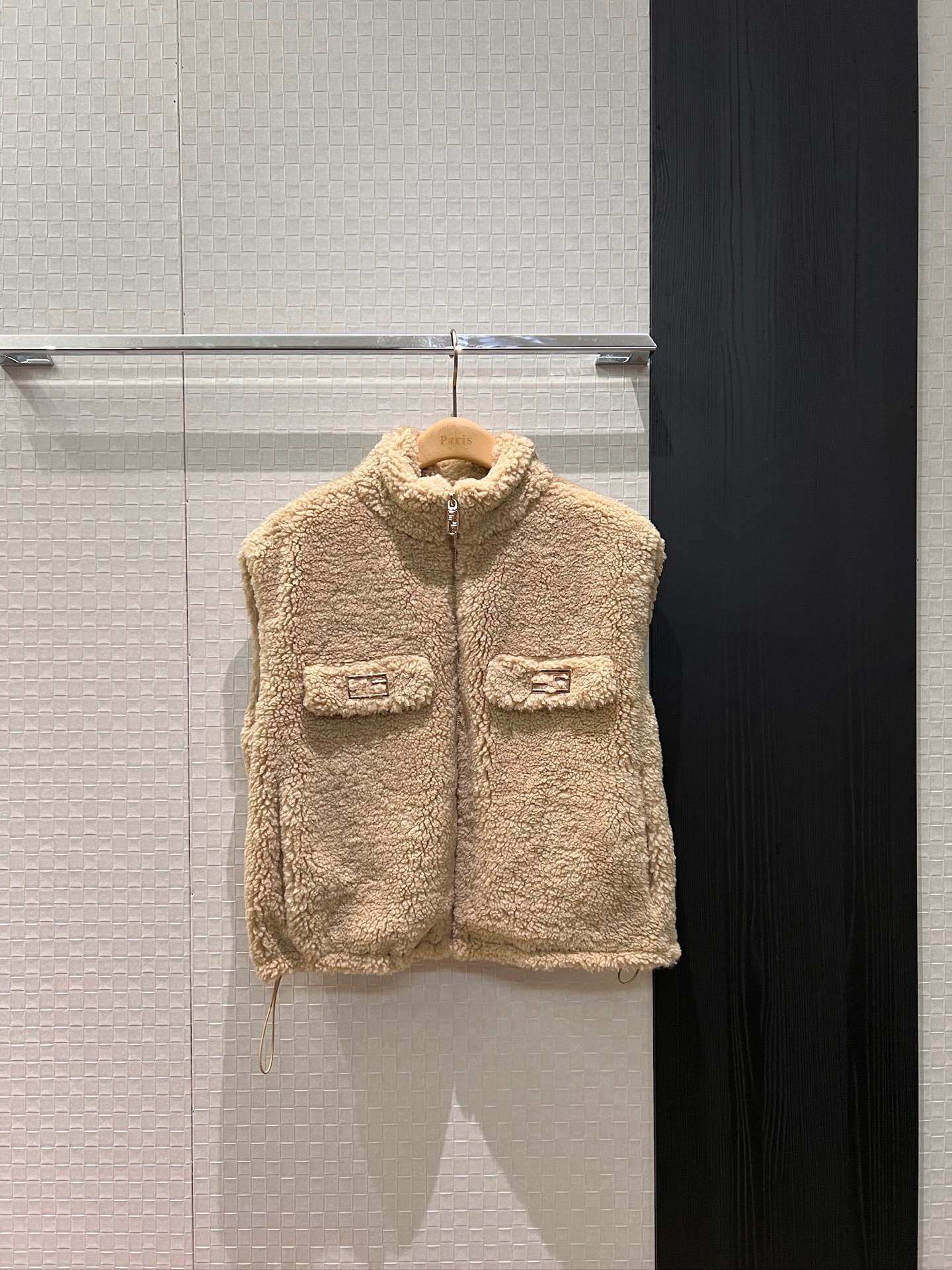 NO:628096,New stand-up collar Teddy furry polar fleece short vest jacket with double F badge fake flap pocket decoration on the chest. Drawstring waist adjustment design at the hem. Slim, versatile, warm and age-reducing. Cute and casual. Brown apricot SML,,jackets & coats,alexander wang19860909新款立领泰迪毛毛摇粒绒短款马甲外套胸前双F徽章假翻盖口袋装饰 下摆抽绳收腰调节设计 显瘦百搭保暖减龄 可爱休闲 咖色杏色 SML,,jackets & coats,alexander wang,Women's clothing