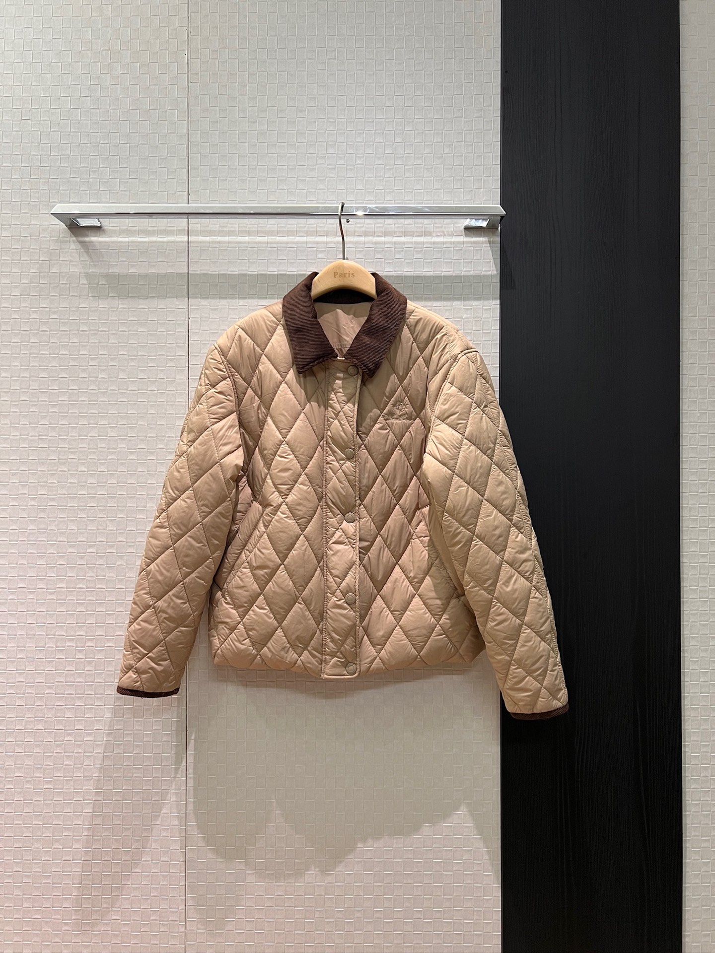 NO:628052,New LP corduroy collar spliced ​​short quilted jacket. Quilted design jacket with LP badge embroidery on the chest. Thin and soft, comfortable and not bulky. Age-reducing and versatile khaki/ancora red SML,,loro piana,jackets & coats,jackets & coats,alexander wang19860909新款LP灯芯绒衣领拼接短款夹棉外套 绗缝设计夹克棉服胸前刺绣Lp徽章装饰 轻薄柔软 舒适不臃肿 减龄百搭卡其/安可拉红 SML,,loro piana,jackets & coats,jackets & coats,alexander wang,Women's clothing