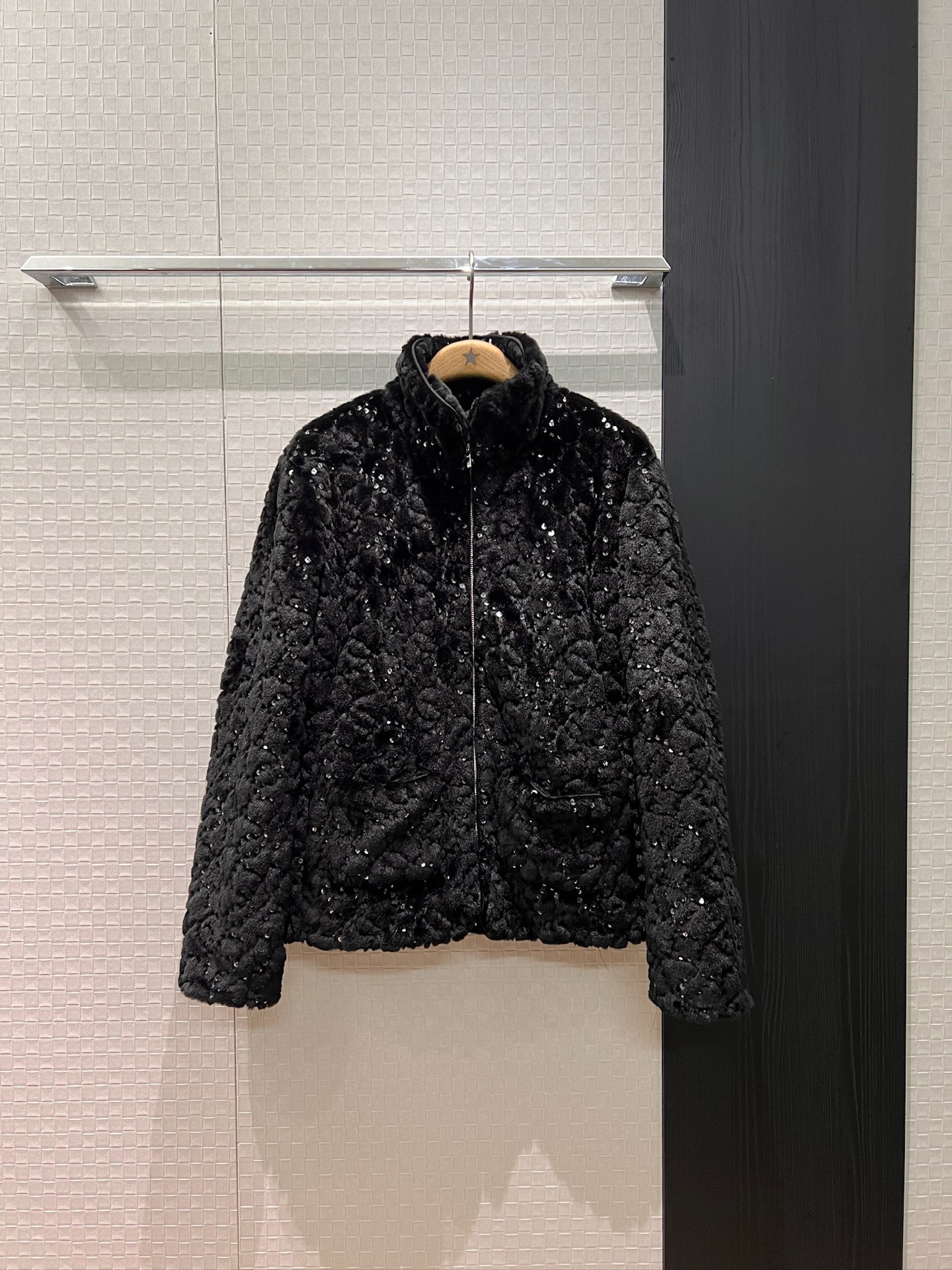 NO:628068,The new heavy industry double C sequin embroidered fur turtleneck jacket is exquisite and simple. Pockets on both sides. Versatile black and white temperament. SML,,jackets & coats,alexander wang19860909新款重工双C亮片刺绣毛毛高领外套精致简约 两侧口袋 气质百搭黑色白色 SML,,jackets & coats,alexander wang,Women's clothing