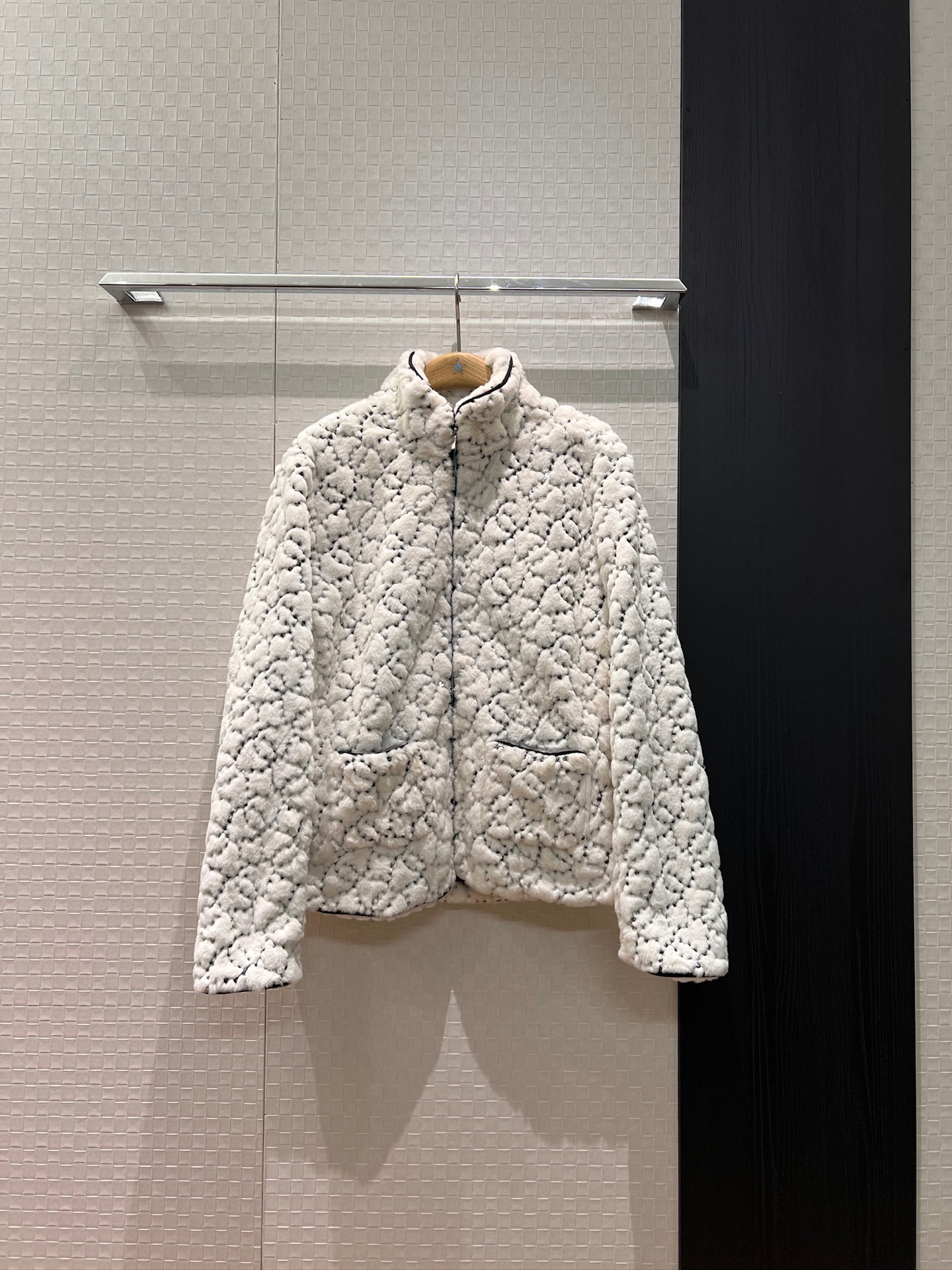NO:628084,The new heavy industry double C sequin embroidered fur turtleneck jacket is exquisite and simple. Pockets on both sides. Versatile black and white temperament. SML,,jackets & coats,alexander wang19860909新款重工双C亮片刺绣毛毛高领外套精致简约 两侧口袋 气质百搭黑色白色 SML,,jackets & coats,alexander wang,Women's clothing