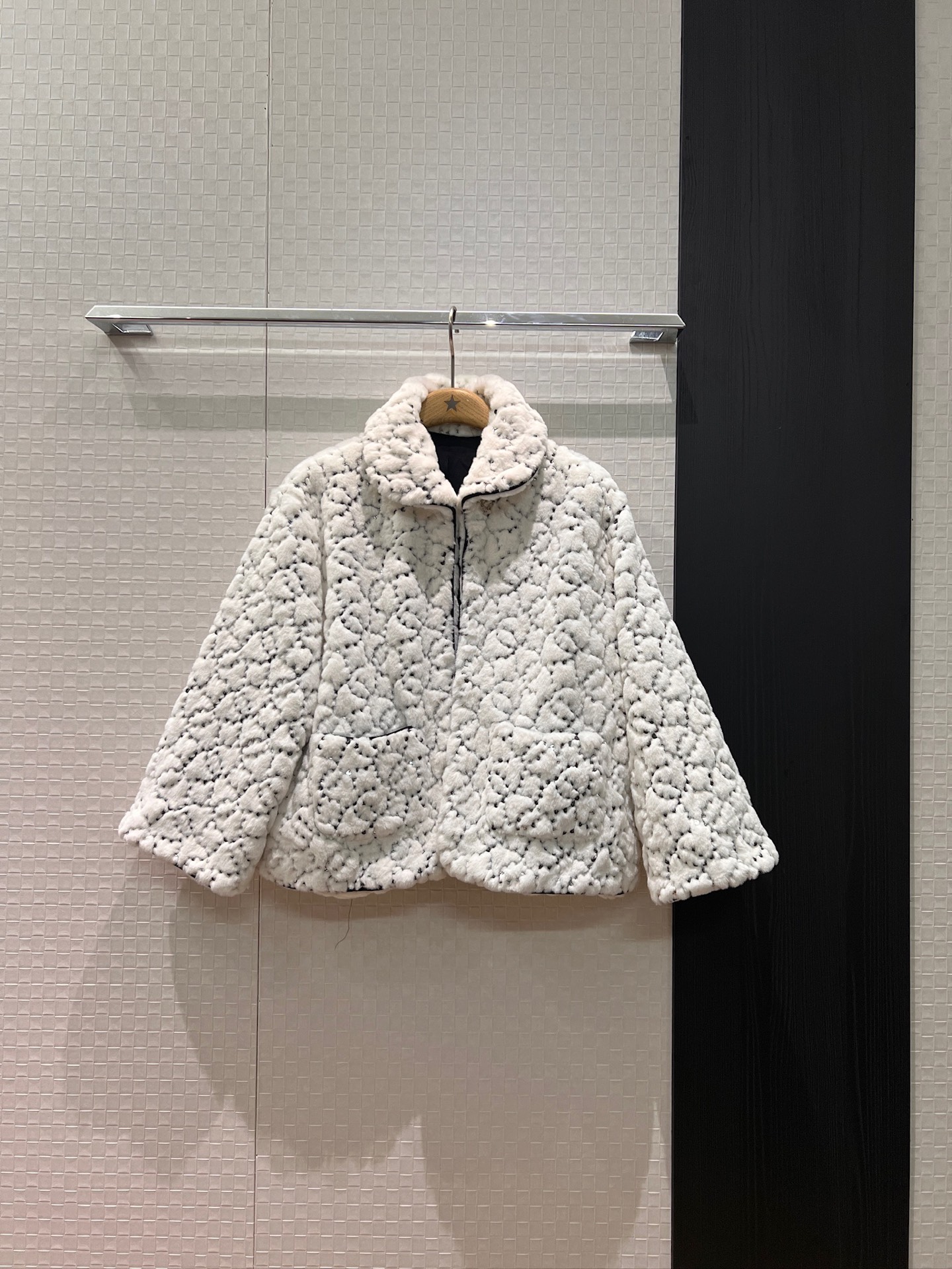 NO:628109,New heavy industry double C sequin embroidered fur lapel short-sleeved jacket, exquisite and simple, 7-quarter sleeve design, pockets on both sides, versatile black and white temperament, jackets & coats, T-shirt, alexander wang19860909新款重工双C亮片刺绣毛毛翻领短袖外套精致简约 7分袖设计 两侧口袋 气质百搭黑色白色 SML,,jackets & coats,T-shirt,alexander wang,Women's clothing