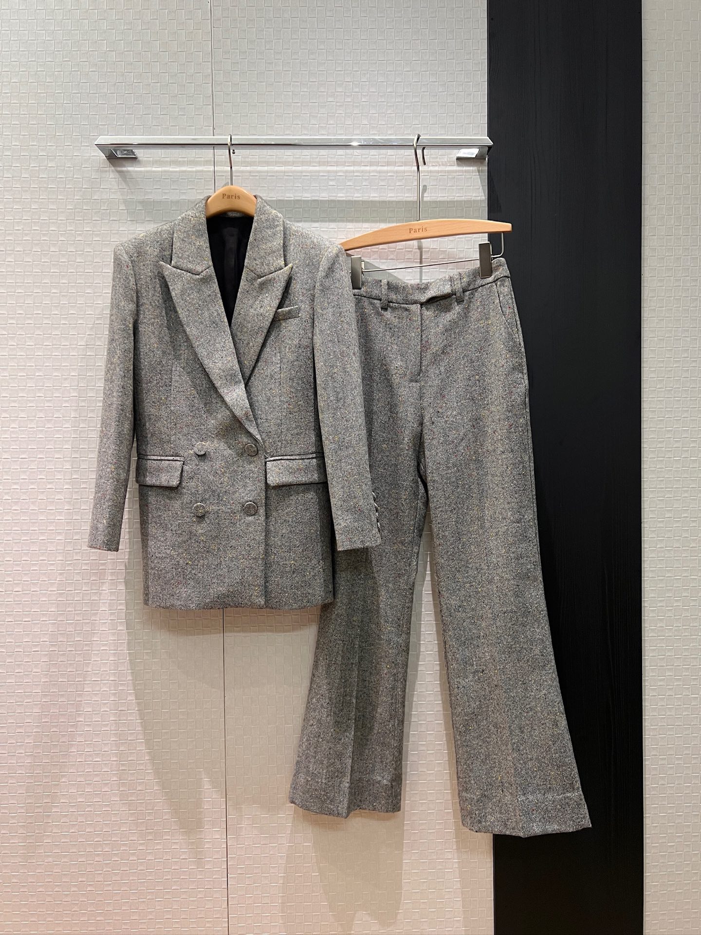 NO:628121,New styles of jackets and trousers are coming. Same style as Li Yuchun and Lu Keran. Double-breasted wool silhouette blazer, same style with slightly flared straight trousers. Handsome, capable and fashionable. SML,,jackets & coats,business suit,alexander wang19860909外套 裤子新款来袭李宇春 陆柯然同款 双排扣羊毛廓形西装外套同款微喇叭直筒西裤 帅气十足 干练时尚 SML,,jackets & coats,business suit,alexander wang,Women's clothing