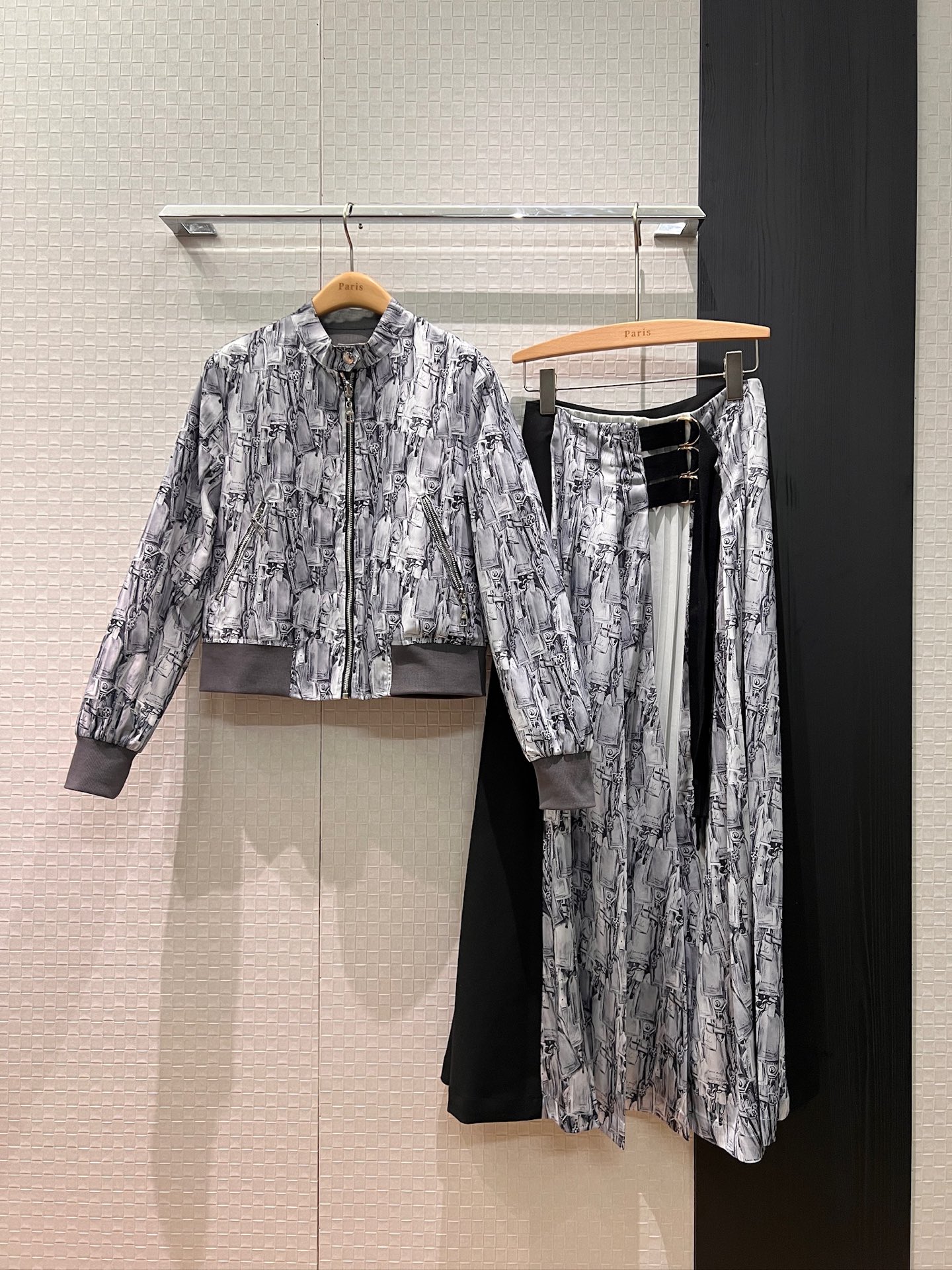 NO:629218,New reversible positioning printed stand-up collar jacket. Classic dark pattern old flower color matching and distressed print collide with each other. Loose and casual. Fashionable for commuting. Reversible. Versatile for all ages. Can be matched with the same skirt S-XL,,skirts,jackets & coats,jackets & coats,alexander wang19860909新款两面穿 定位印花立领夹克外套 经典暗纹老花拼色和做旧印花碰撞宽松休闲 时尚通勤 两面可穿 减龄百搭 可搭同款半裙S-XL,,skirts,jackets & coats,jackets & coats,alexander wang,Women's clothing