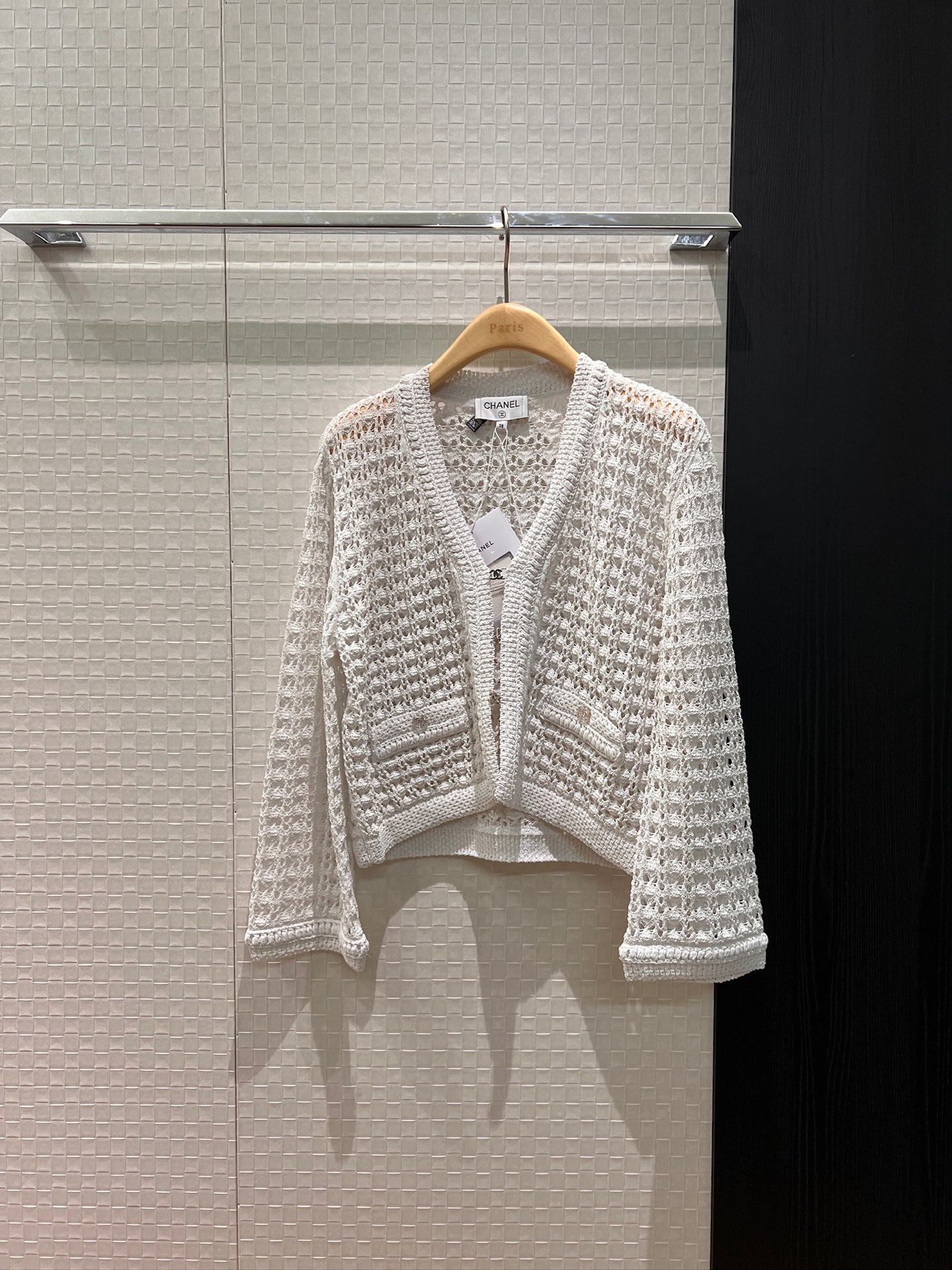 NO:629283,26C new woven cutout knitted cardigan with open molded double C buttons, lazy style, versatile temperament, free storage bag cloth bag, black and white SML,,alexander wang1986090926C新款编织镂穿针织开衫外搭开模双C扣子 慵懒风 气质百搭配送收纳袋布包 黑色白色 SML,,alexander wang,Women's clothing