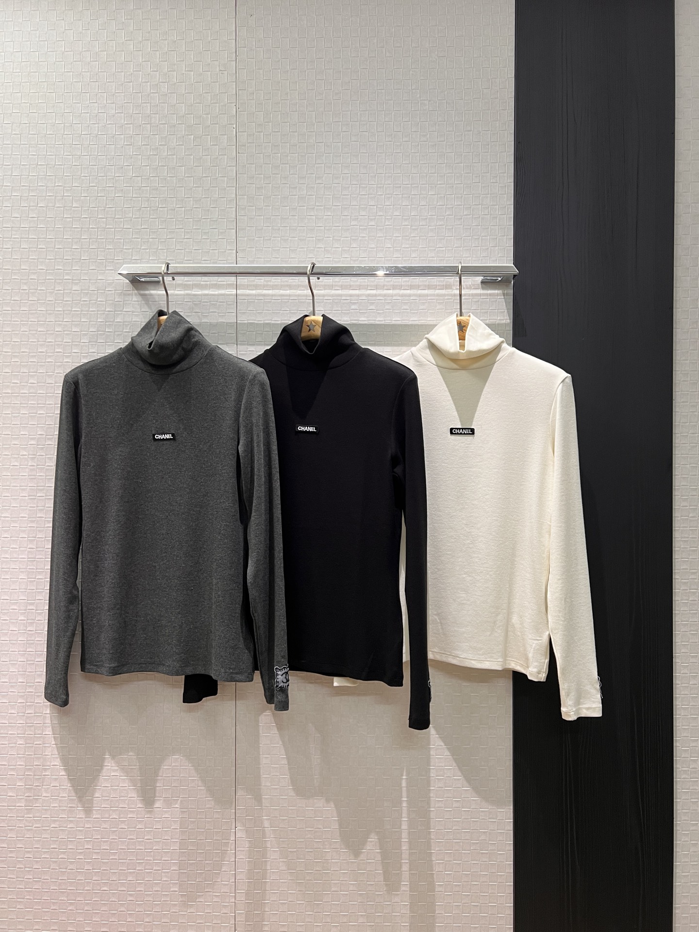 NO:629308,New minimalist turtleneck bottoming shirt with small logo label decoration on the chest. Embroidered double C lace logo on the cuffs. Stretch and slim. Versatile for age. Black, dark gray and white. SML,,alexander wang19860909新款极简高领打底衫上衣胸前小logo标签装饰 袖口刺绣双C花边标志弹力修身 减龄百搭 黑色深灰白色 SML,,alexander wang,Women's clothing