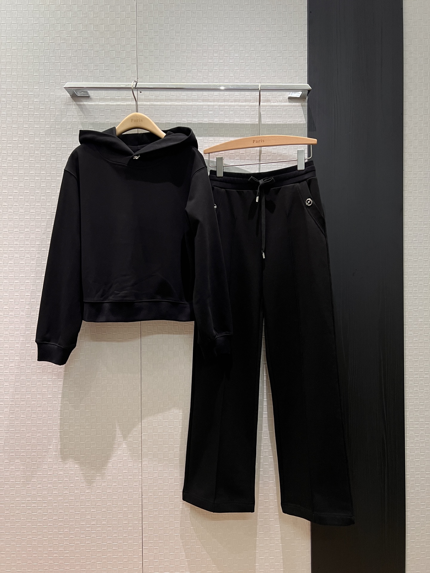 NO:629323,New minimalist lock-decorated hooded sweatshirt with drawstring elastic waist and wide-leg pants. Suit matching. Loose, casual, sweet and cool for age reduction. One set comes from SML,,hoodie,sweatshirts,hats,alexander wang19860909新款极简锁扣装饰连帽卫衣抽绳松紧腰阔腿裤 套装搭配 宽松休闲甜酷减龄 一套出 SML,,hoodie,sweatshirts,hats,alexander wang,Women's clothing