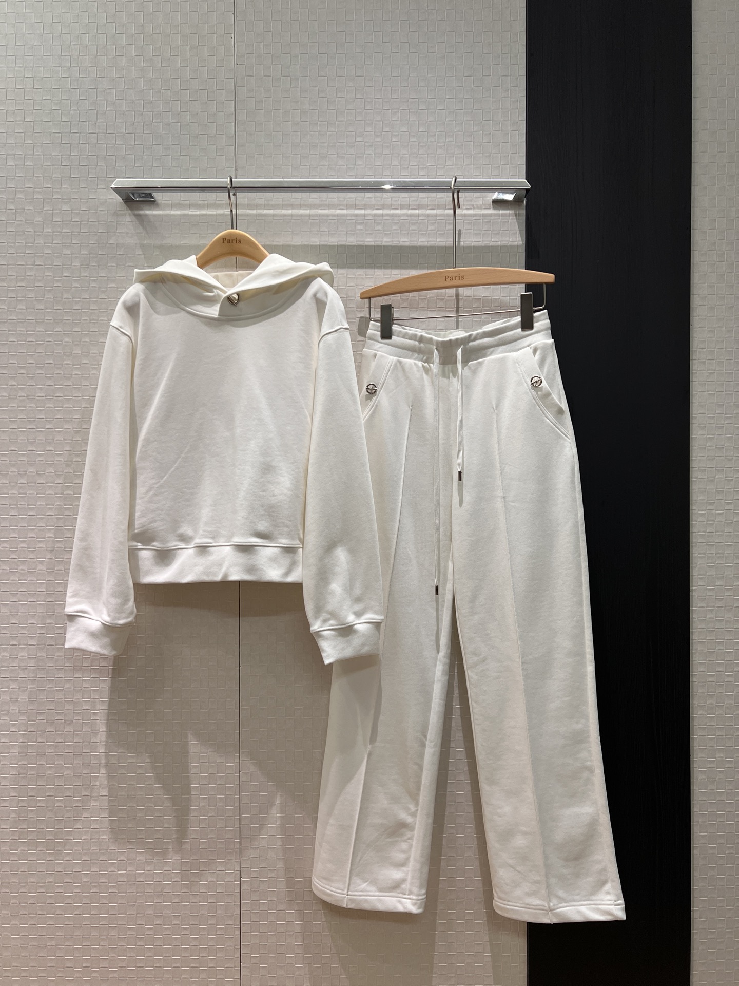 NO:629339,New minimalist lock-decorated hooded sweatshirt with drawstring elastic waist and wide-leg pants. Suit matching. Loose, casual, sweet and cool for age reduction. One set comes from SML,,hoodie,sweatshirts,hats,alexander wang19860909新款极简锁扣装饰连帽卫衣抽绳松紧腰阔腿裤 套装搭配 宽松休闲甜酷减龄 一套出 SML,,hoodie,sweatshirts,hats,alexander wang,Women's clothing