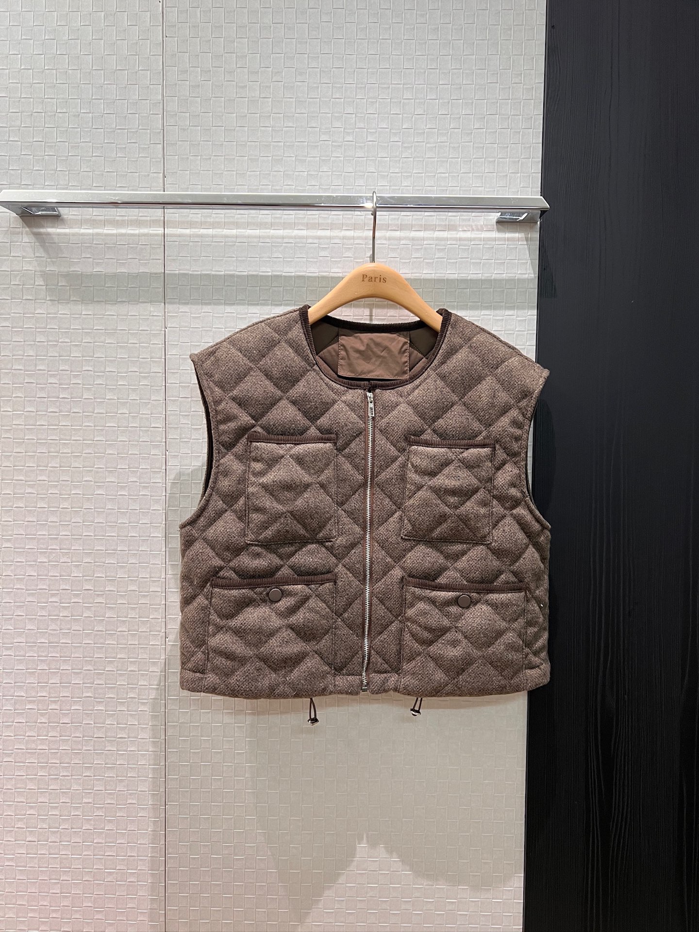 NO:629325,New LP corduroy edged rhombus quilted round neck vest jacket, wool fabric, drawstring at the hem, loose and casual, handsome and versatile, sweet and cool, age-reducing, casual street shooting SML,,loro piana,jackets & coats,alexander wang19860909新款LP灯芯绒包边菱格绗缝夹棉圆领马甲背心外套 羊毛面料 下摆可抽绳收腰宽松休闲 帅气百搭 甜酷减龄 休闲街拍 SML,,loro piana,jackets & coats,alexander wang,Women's clothing