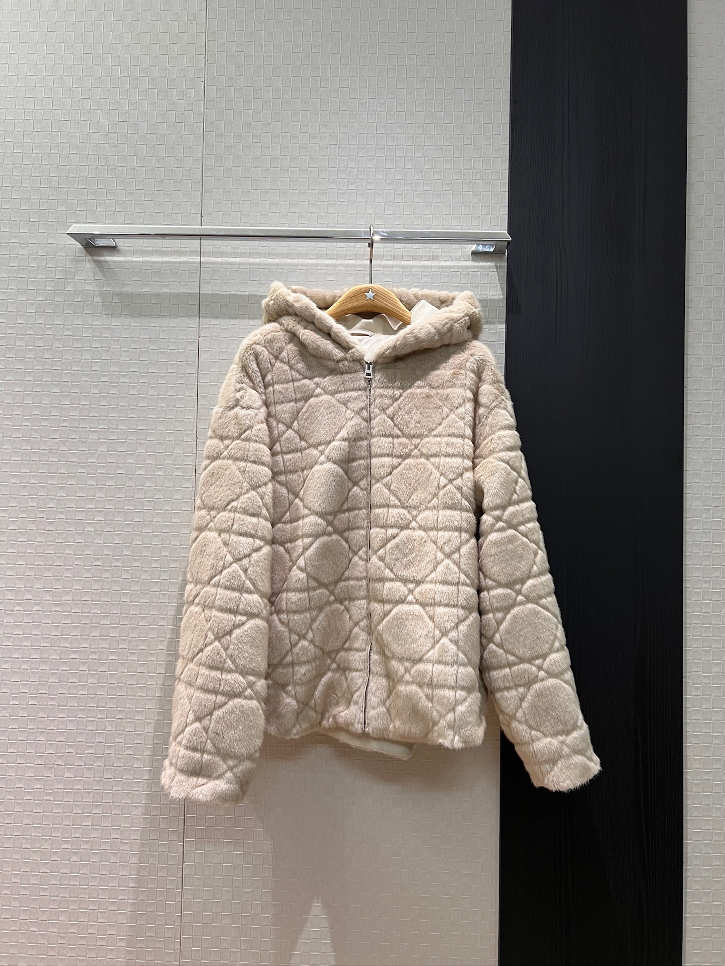 NO:629341,New cannage pattern hooded fur coat. The zipper is loose, simple and fashionable. It has a sweet and versatile temperament that reduces age. A must-have for warmth. SML,,jackets & coats,hats,alexander wang19860909新款藤格纹连帽毛毛外套 拉链宽松简约时尚 气质减龄甜美百搭 保暖必备 SML,,jackets & coats,hats,alexander wang,Women's clothing