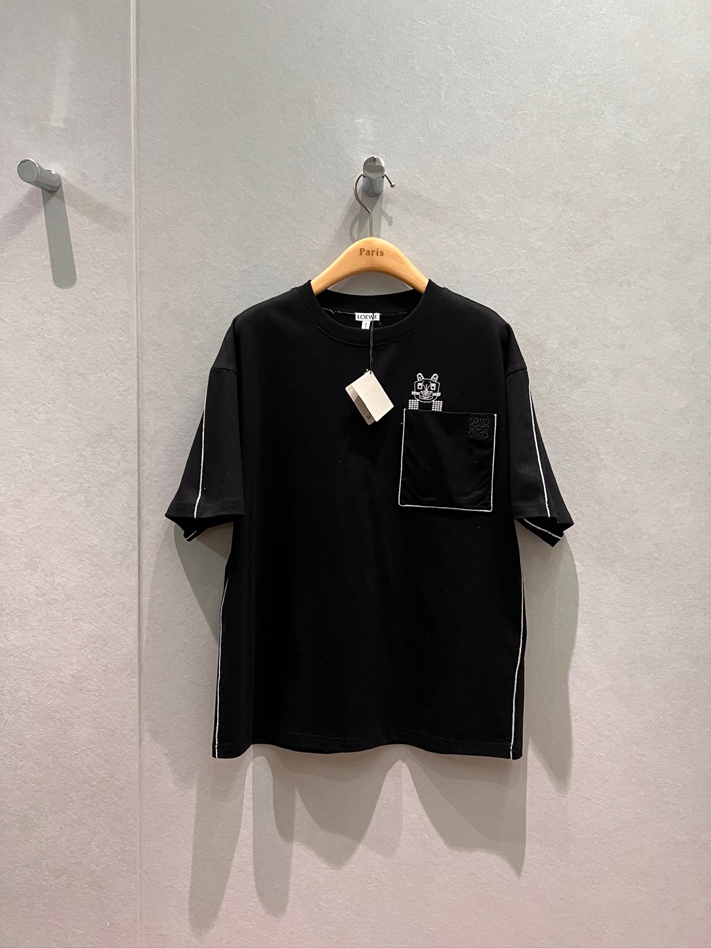 NO:629356,New LOEWE joint model, embroidered cat pocket T-shirt, embroidered contrasting lines, classic logo on the back and chest, loose, casual, age-reducing and versatile, black and white SML,,loewe,tees,t-shirt,alexander wang19860909新款LOEWE联名款 刺绣猫猫口袋T恤绣花撞色线条 背后胸前经典logo 宽松休闲减龄百搭 黑色白色 SML,,loewe,tees，t-shirt,alexander wang,Women's clothing