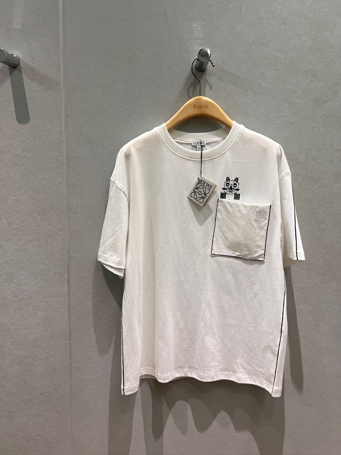 NO:629370,New LOEWE joint model, embroidered cat pocket T-shirt, embroidered contrasting lines, classic logo on the back and chest, loose, casual, age-reducing and versatile, black and white SML,,loewe,tees,t-shirt,alexander wang19860909新款LOEWE联名款 刺绣猫猫口袋T恤绣花撞色线条 背后胸前经典logo 宽松休闲减龄百搭 黑色白色 SML,,loewe,tees，t-shirt,alexander wang,Women's clothing