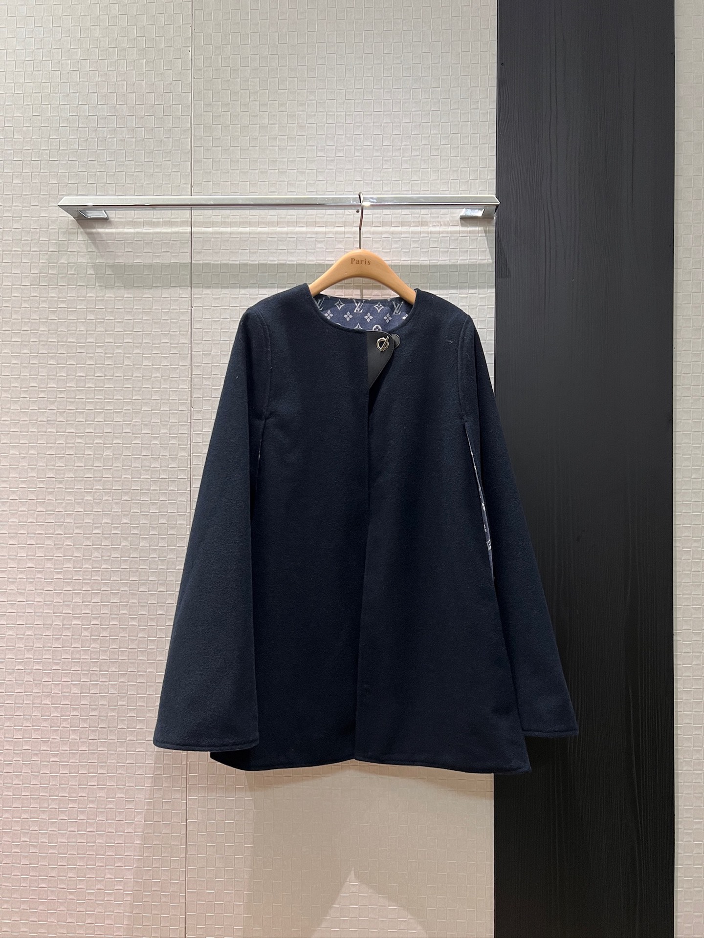 NO:649286,New style patchwork leather buckle decoration round neck woolen cloak coat coat presbyopic lining French minimalist design queen aura royal sister style celebrity fashion S-XL,,jackets & coats,alexander wang19860909新款拼皮扣装饰圆领羊毛呢斗篷大衣外套老花内里 法式极简设计 女王气场御姐范 名媛时尚 S-XL,,jackets & coats,alexander wang,Women's clothing