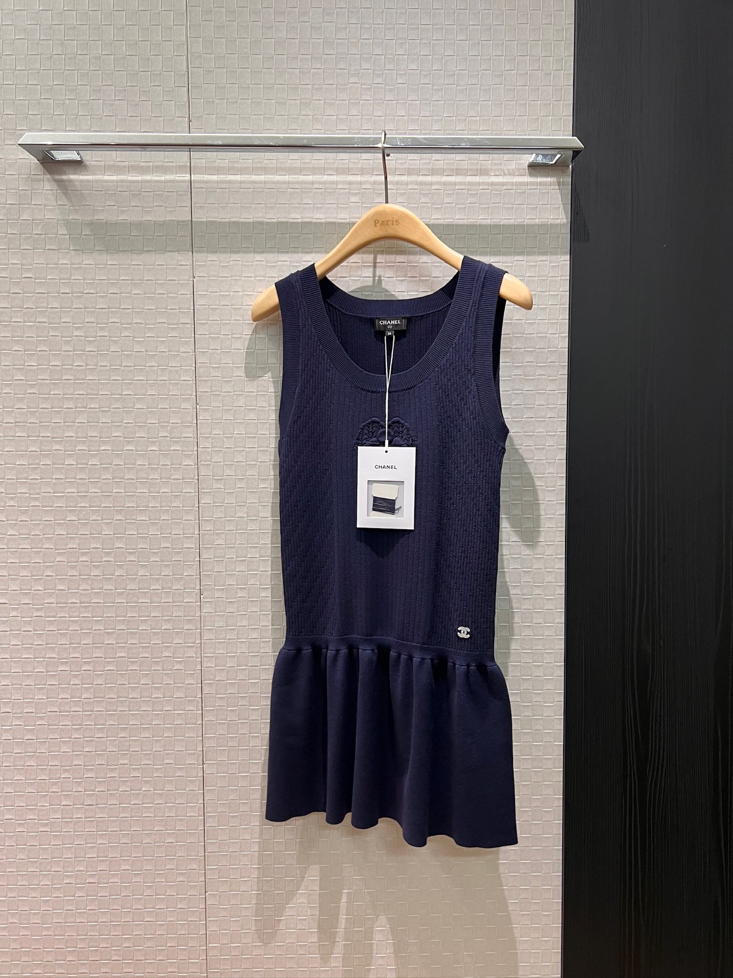 NO:649310,New 26C early spring spliced ​​ruffled skirt knitted vest sleeveless dress with three-dimensional camellia decoration on the chest small double C on the waist necessary for waist slimming and age reduction dark blue and white SML, skirts, alexander wang19860909新款26C早春 拼接荷叶边裙摆针织背心无袖连衣裙胸前立体山茶花装饰 腰部小双C 收腰显瘦减龄必备 深蓝白色 SML,,skirts,alexander wang,Women's clothing