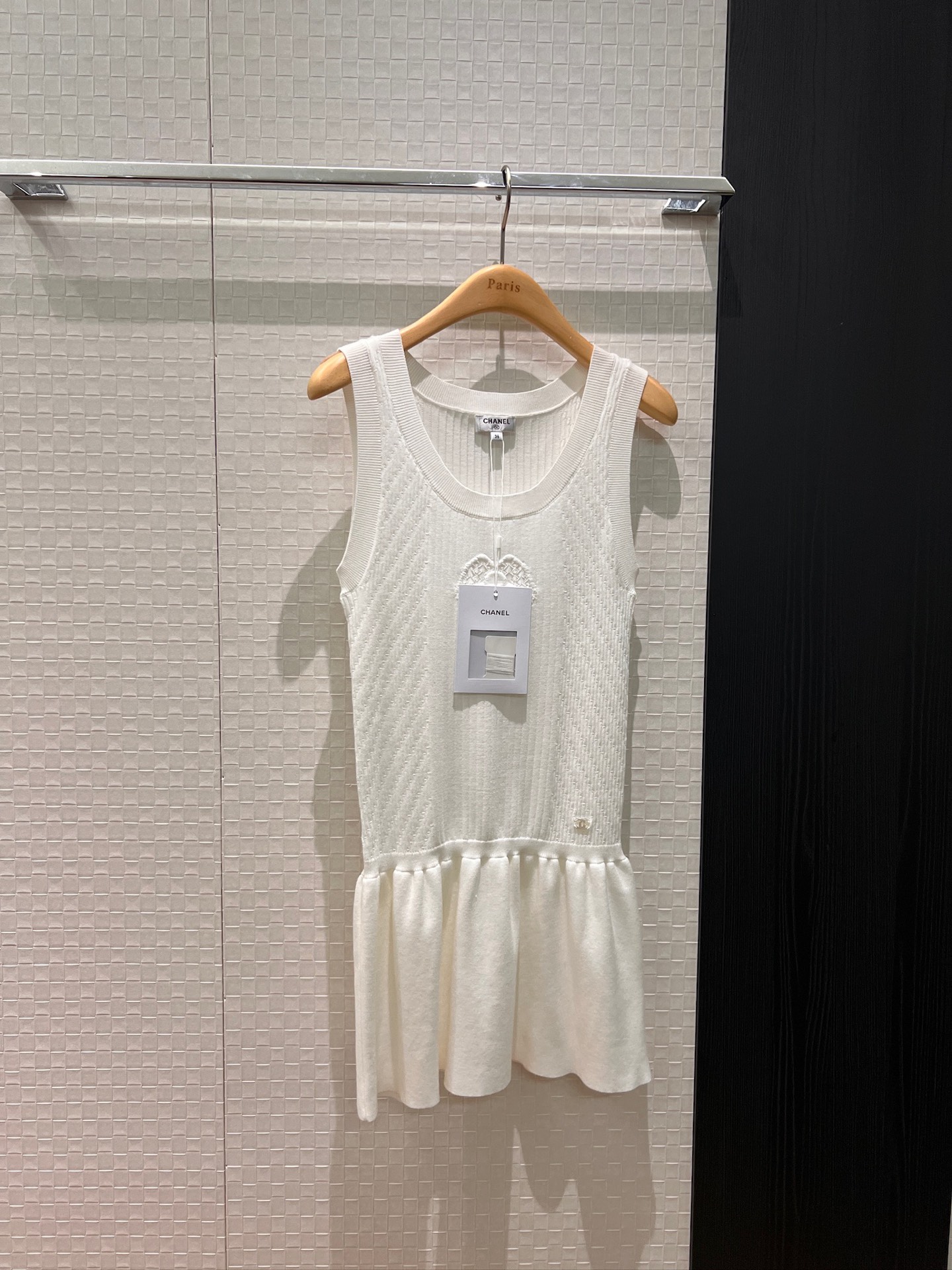 NO:649325,New 26C early spring spliced ​​ruffled skirt knitted vest sleeveless dress with three-dimensional camellia decoration on the chest small double C on the waist necessary for waist slimming and age reduction dark blue and white SML, skirts, alexander wang19860909新款26C早春 拼接荷叶边裙摆针织背心无袖连衣裙胸前立体山茶花装饰 腰部小双C 收腰显瘦减龄必备 深蓝白色 SML,,skirts,alexander wang,Women's clothing