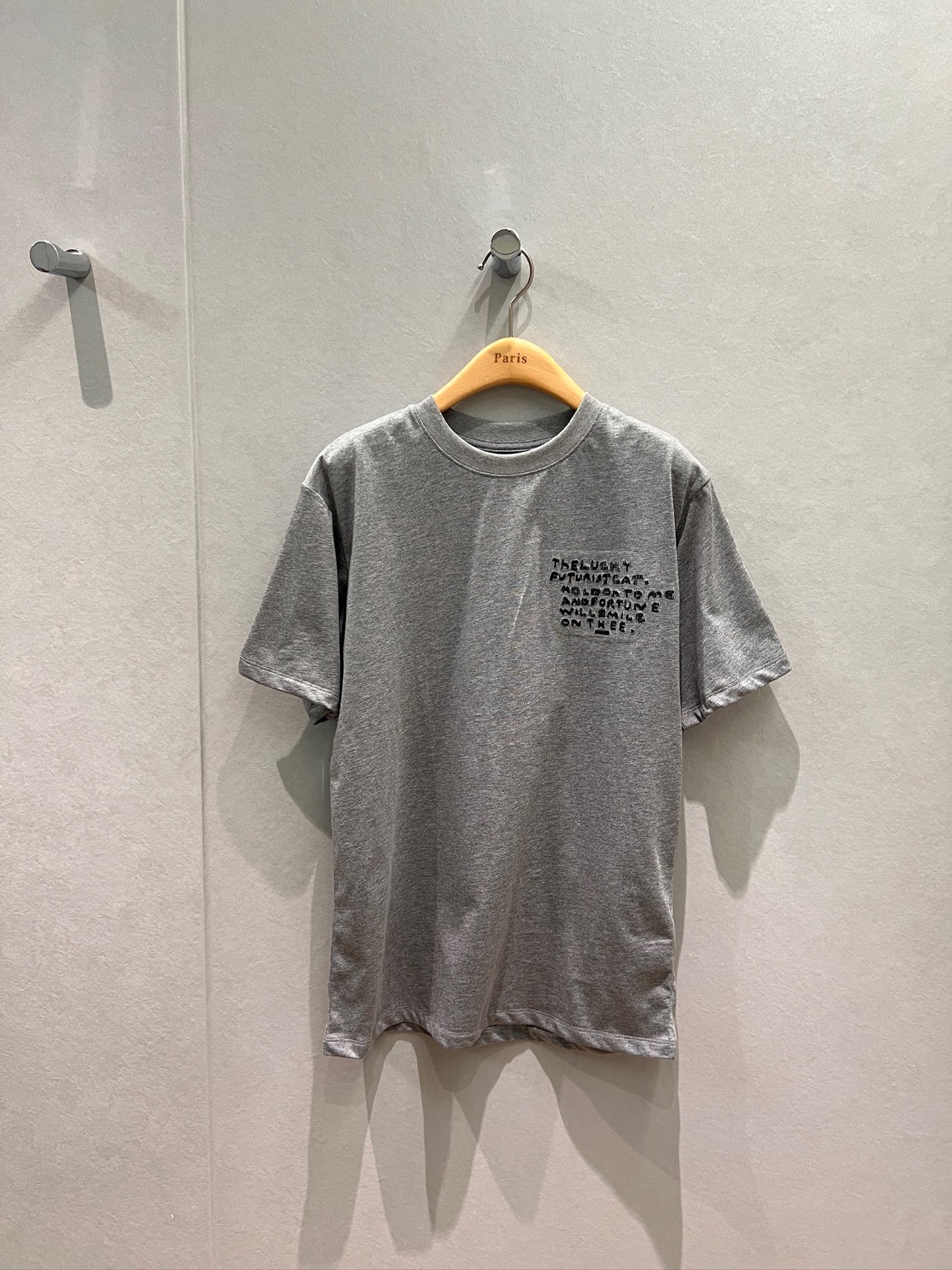 NO:649353,New LOEWE joint model, cross-stitched cat T-shirt on the back, letters on the chest, classic logo on the back collar, loose, casual and versatile for age reduction, SML,,loewe,tees,t-shirt,alexander wang19860909新款LOEWE联名款 背后十字绣猫猫T恤胸前字母 后领经典logo 宽松休闲减龄百搭 SML,,loewe,tees，t-shirt,alexander wang,Women's clothing