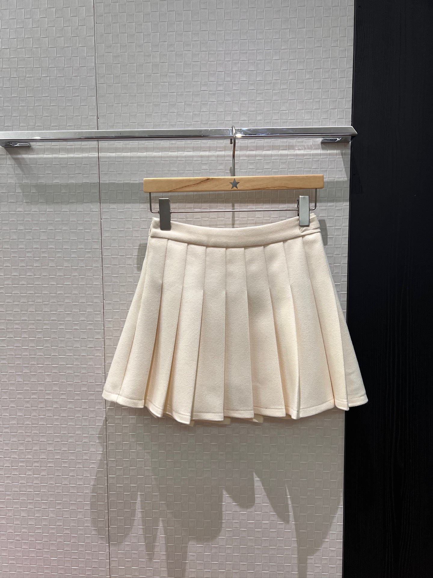 NO:650465,TB's new autumn and winter classic college style pleated skirt, shorts lined with classic three-color webbing splicing decoration, cute and age-reducing, playful and versatile, black, dark gray, red and white, S-XL,,skirts,shorts,alexander wang19860909TB新款秋冬 经典学院风百褶半裙 短裤内衬经典三色织带拼接装饰可爱减龄 俏皮百搭黑色深灰红色白色 S-XL,,skirts,shorts,alexander wang,Women's clothing
