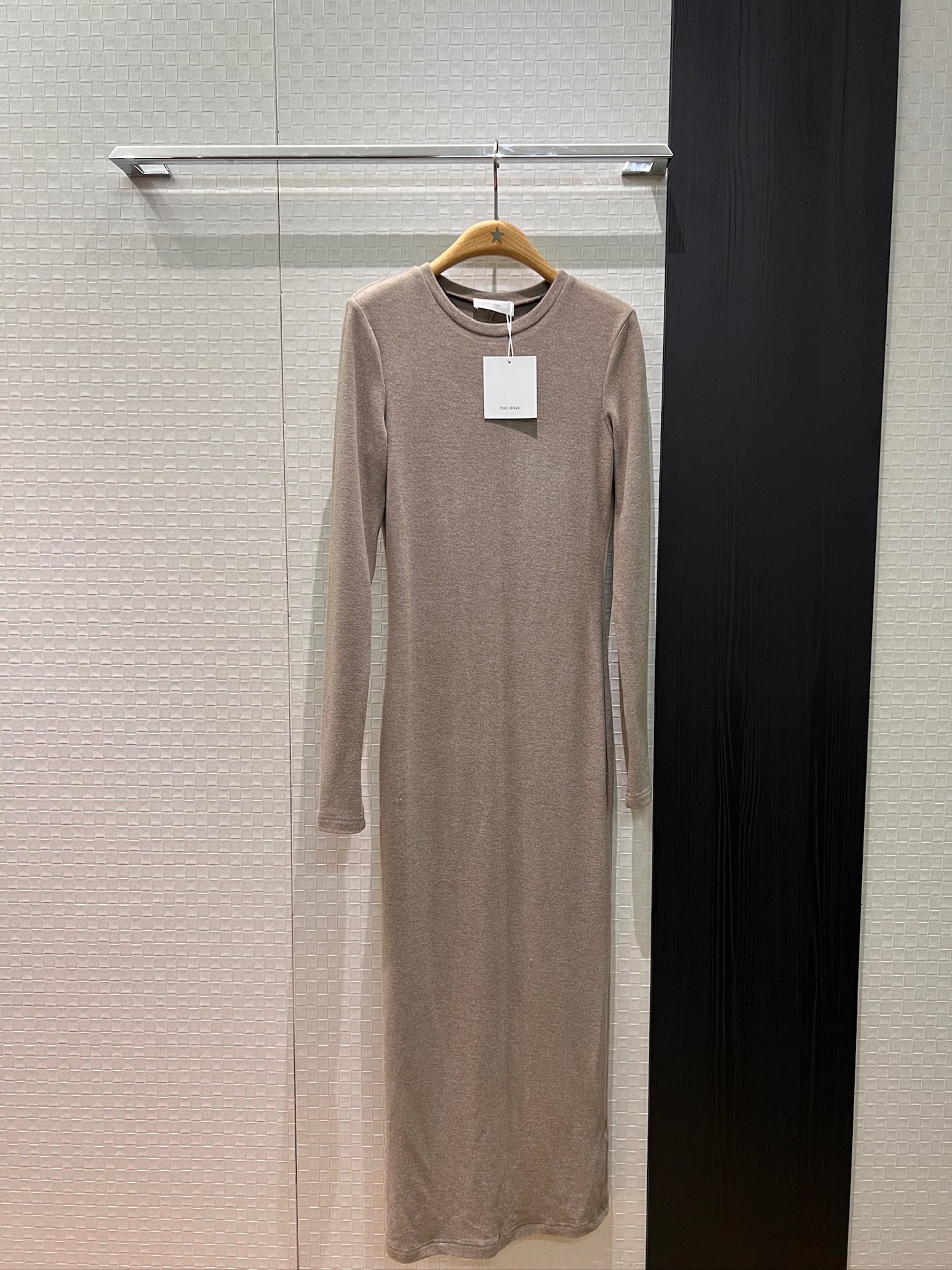 NO:650487,New minimalist round neck fleece long-sleeved dress. Bottoming long skirt with slit at the back. Slim and slim. Simple and casual. Versatile for age. Black gray oatmeal color. SML,,skirts,alexander wang19860909新款极简圆领抓绒长袖连衣裙 打底长裙后摆开叉 修身显瘦 简约休闲 减龄百搭黑色灰色燕麦色 SML,,skirts,alexander wang,Women's clothing
