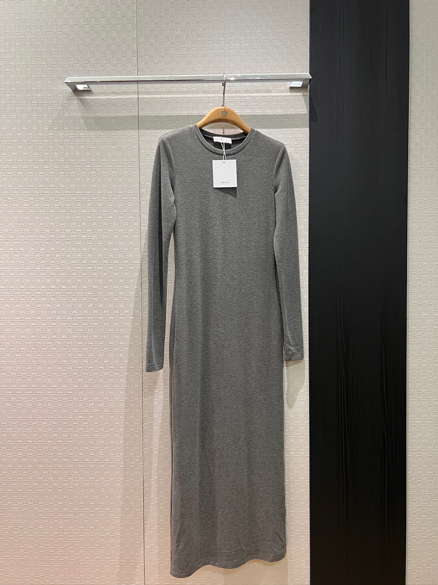 NO:650521,New minimalist round neck fleece long-sleeved dress. Bottoming long skirt with slit at the back. Slim and slim. Simple and casual. Versatile for age. Black gray oatmeal color. SML,,skirts,alexander wang19860909新款极简圆领抓绒长袖连衣裙 打底长裙后摆开叉 修身显瘦 简约休闲 减龄百搭黑色灰色燕麦色 SML,,skirts,alexander wang,Women's clothing