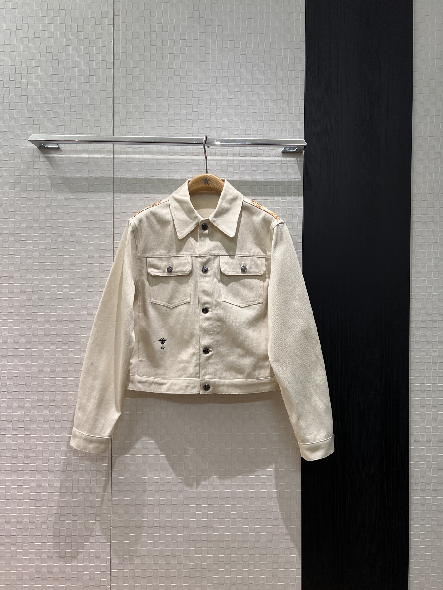 NO:650574,New 26 early spring limited series jacket, retro gold printed denim jacket with embroidered CD bee on the back, pockets on both sides, classic age-reducing S-XL,,jackets & coats,alexander wang19860909新款26早春限定系列外套 背后复古金色印花牛仔外套刺绣CD蜜蜂 两侧有口袋 经典减龄S-XL,,jackets & coats,alexander wang,Women's clothing