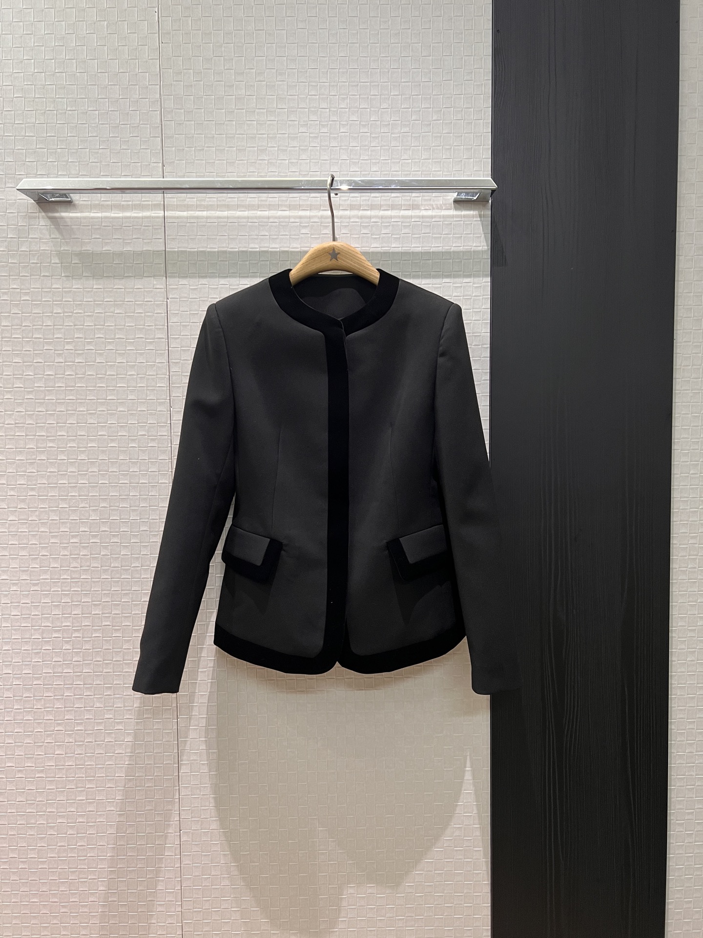 NO:650589,New style spliced ​​velvet edge decorated round neck suit jacket, waist style flap pockets, fashionable and slim fit, versatile temperament S-XL,,jackets & coats,business suit,alexander wang19860909新款拼接丝绒边装饰圆领西装外套 收腰版型翻盖口袋 时尚修身 气质百搭S-XL,,jackets & coats,business suit,alexander wang,Women's clothing