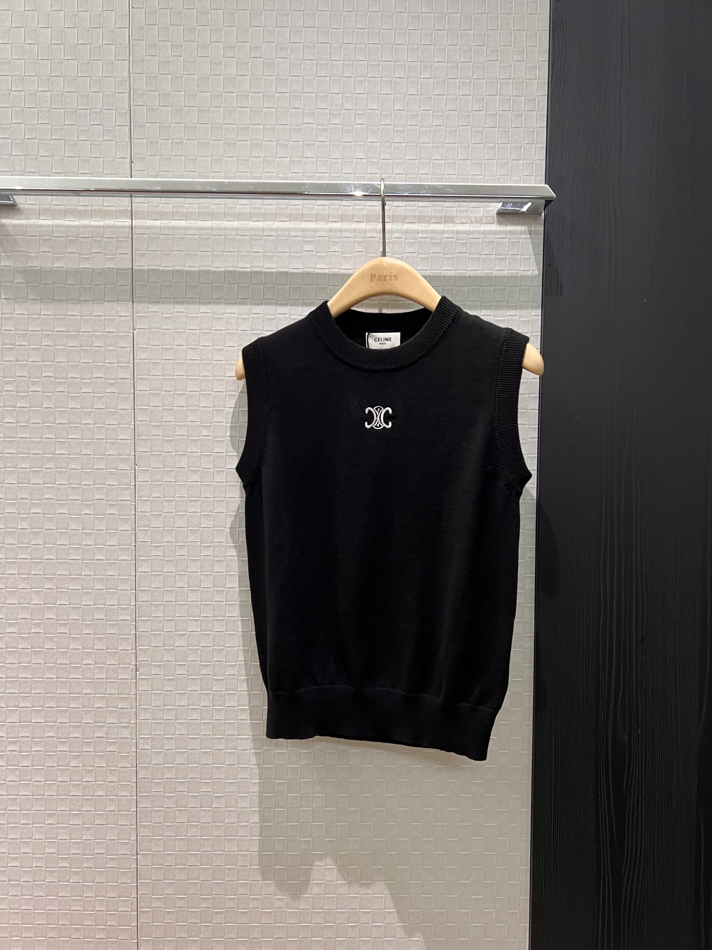 NO:650604,Early spring new style embroidered Arc de Triomphe logo wool knitted vest top, simple and casual, essential for age reduction, basic and versatile black and white SML,,alexander wang19860909早春新款刺绣凯旋门logo羊毛针织背心上衣简单休闲 减龄必备 基础百搭黑色白色 SML,,alexander wang,Women's clothing