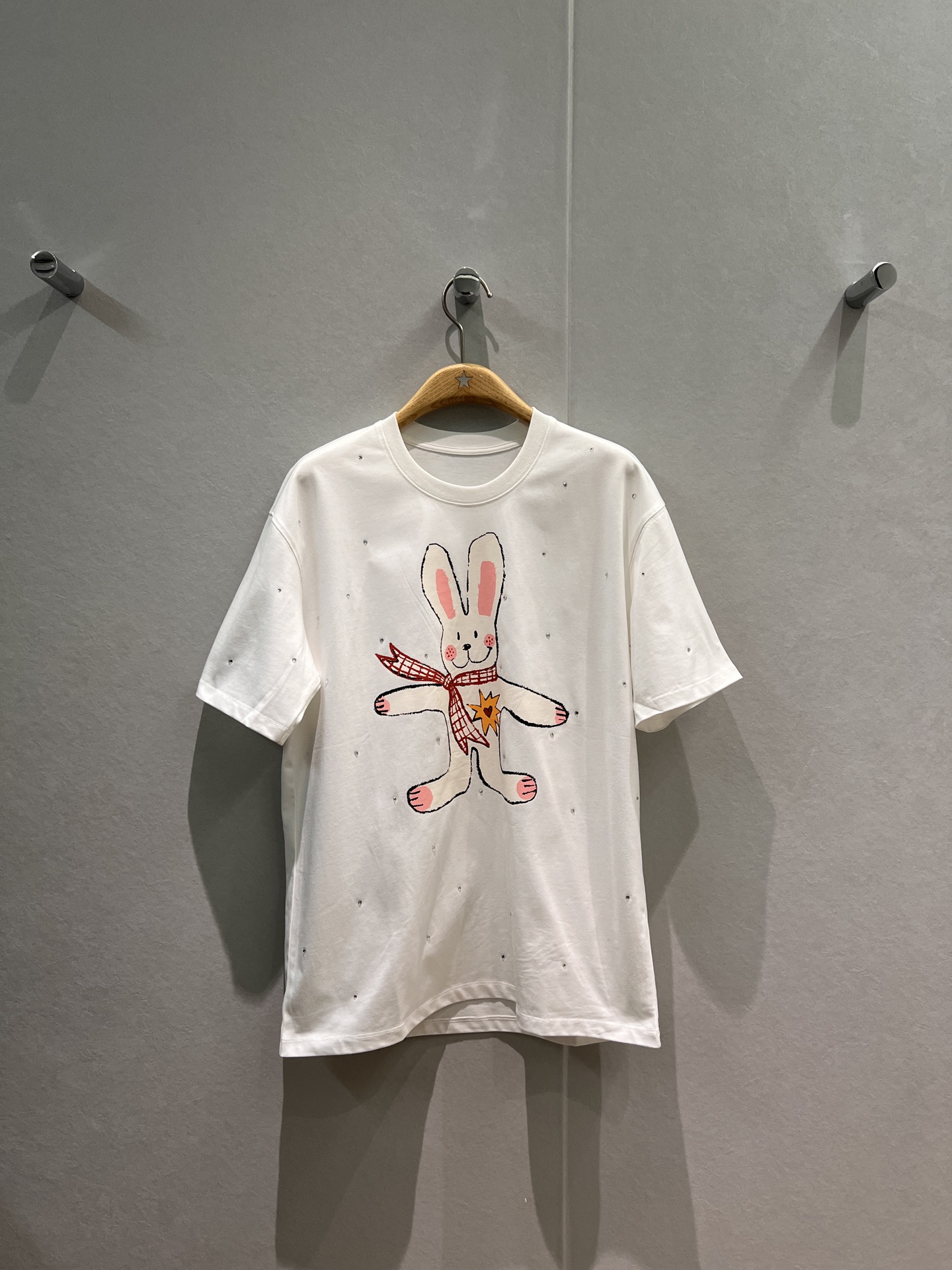 NO:650605,New heavy industry full diamond rabbit printed T-shirt, loose and casual, versatile for age reduction, black and white SML,,tees,t-shirt,alexander wang19860909新款重工满钻小兔印花T恤宽松休闲 减龄百搭 黑色白色 SML,,tees，t-shirt,alexander wang,Women's clothing