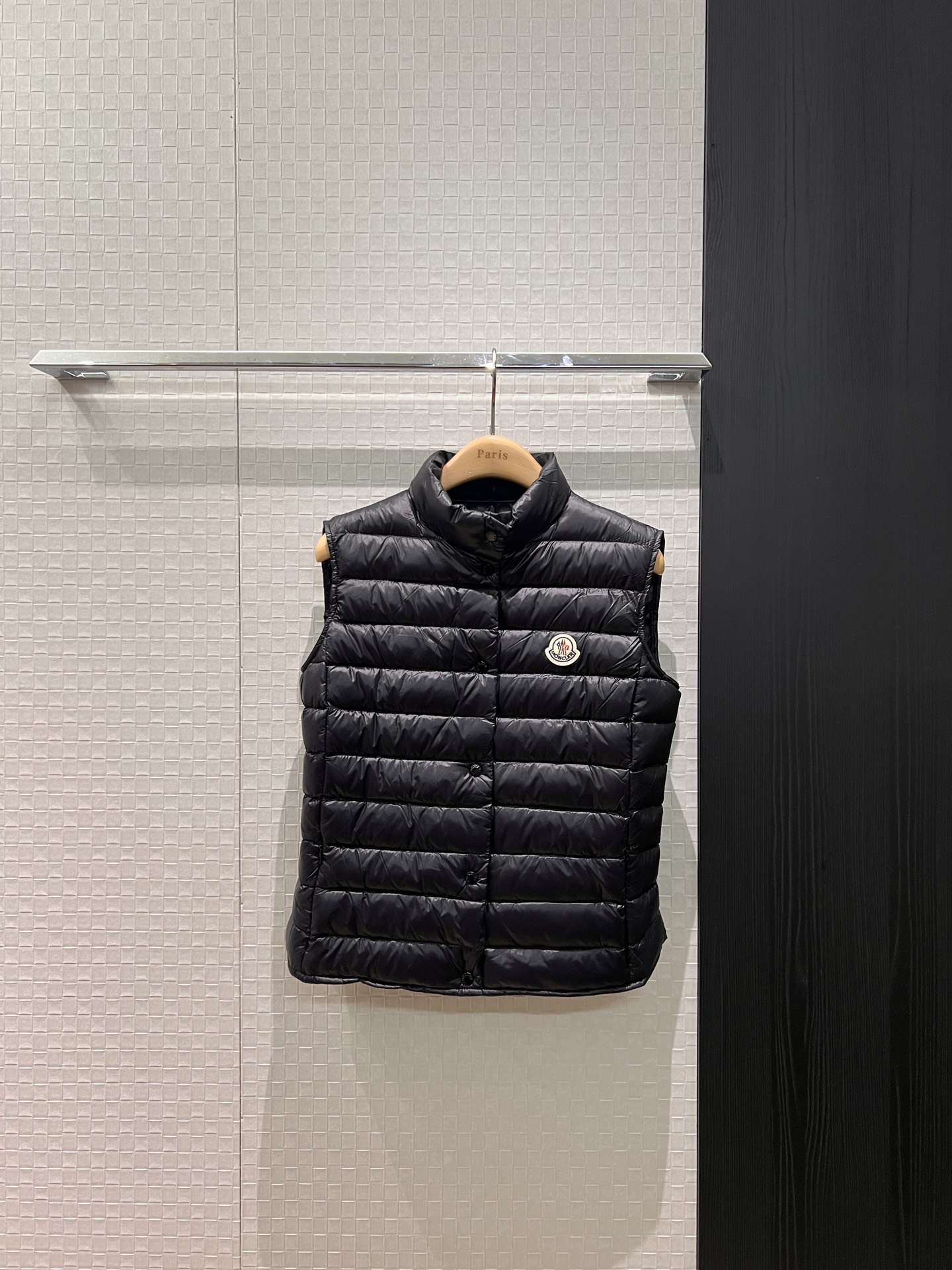NO:651664,New style muzzle with dust bag, classic stand-up collar down jacket vest, chest logo badge decoration molded hardware, 90 down and 10 feathers, loose and casual, age-reducing and versatile, 1-5,,Moncler,down jacket,alexander wang19860909配防尘袋新款蒙口 经典立领羽绒服马甲 胸前logo徽章装饰开模五金 90羽绒10羽毛宽松休闲 减龄百搭 1-5,,Moncler,down jacket,alexander wang,Women's clothing