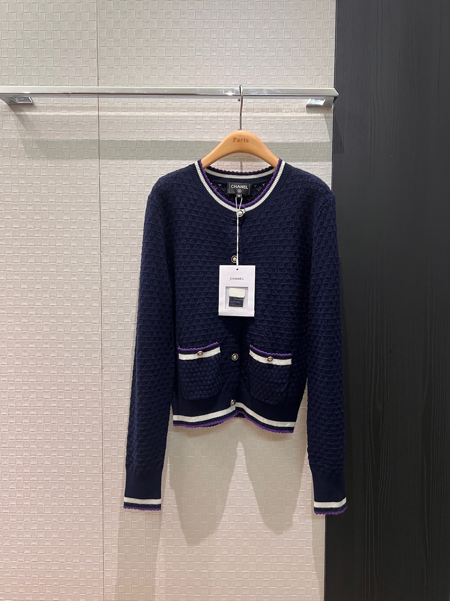 NO:651639,26C new color block striped collar lace knitted cardigan jacket embroidered double C armband decoration casual and versatile essential delivery storage bag cloth bag for age reduction dark blue and white SML,,jackets & coats,alexander wang1986090926C新款拼色条纹领花边针织开衫外套刺绣双C袖标装饰 休闲百搭 减龄必备配送收纳袋布包 深蓝白色 SML,,jackets & coats,alexander wang,Women's clothing