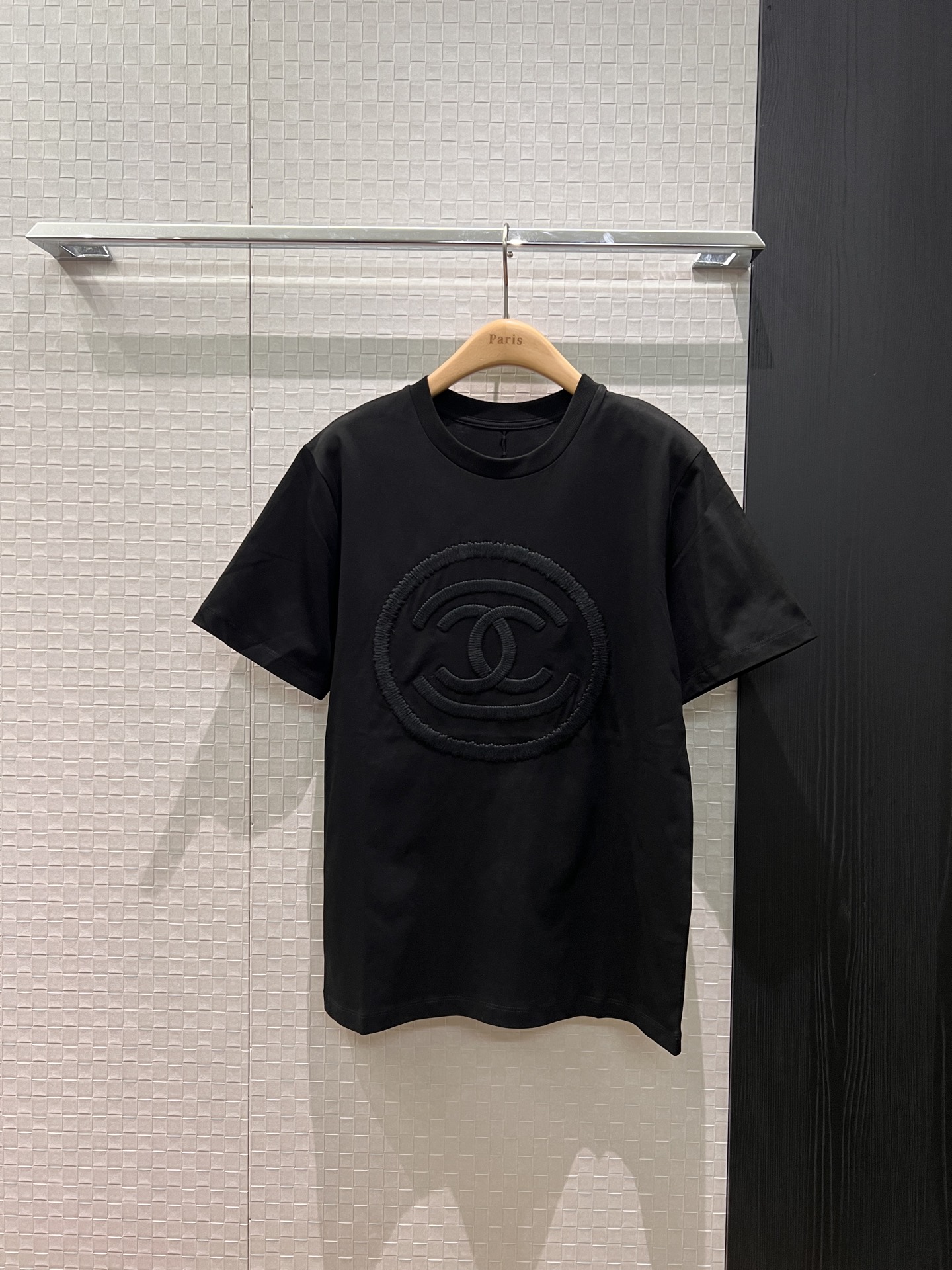 NO:651679,New heavy industry embroidered large double C logo round neck T-shirt, simple and casual, versatile for age reduction, black and white SML,,tees,t-shirt,alexander wang19860909新款重工刺绣大双C徽标圆领T恤简单休闲 减龄百搭 黑色白色 SML,,tees，t-shirt,alexander wang,Women's clothing