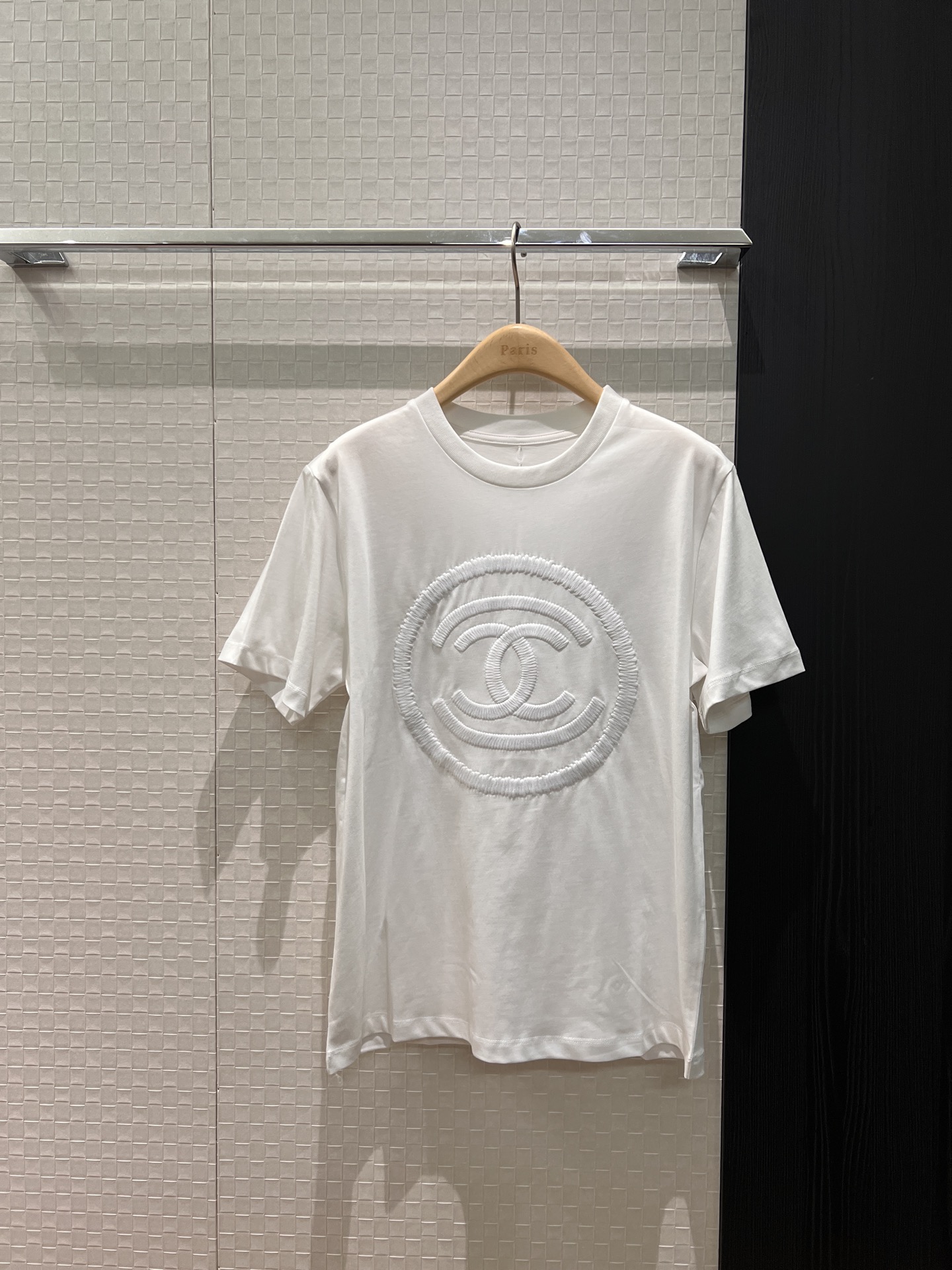 NO:651662,New heavy industry embroidered large double C logo round neck T-shirt, simple and casual, versatile for age reduction, black and white SML,,tees,t-shirt,alexander wang19860909新款重工刺绣大双C徽标圆领T恤简单休闲 减龄百搭 黑色白色 SML,,tees，t-shirt,alexander wang,Women's clothing