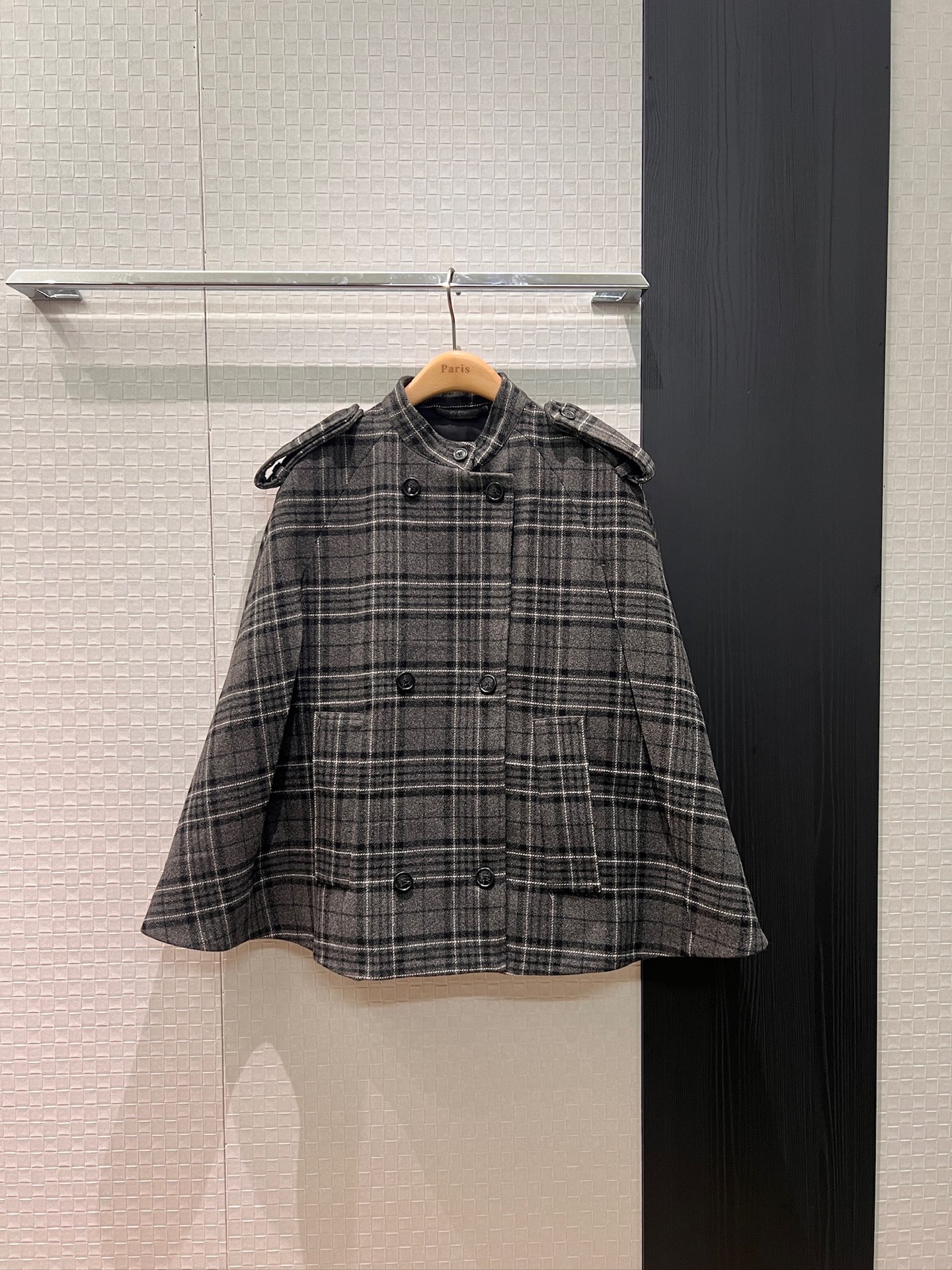 NO:651680,New British style, retro plaid, epaulette decoration, double-breasted design cape coat, full aura, concave shape must-have SML,,jackets & coats,alexander wang19860909新款英伦风 复古格纹 肩章装饰双排扣设计斗篷大衣外套 气场全开 凹造型必备SML,,jackets & coats,alexander wang,Women's clothing