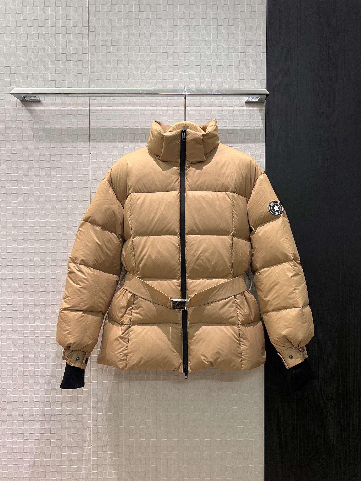 NO:651627,New ski series with dust bag. Hooded turtleneck down jacket with lucky star armband decoration. Matching belt with waist decoration. Detachable hat with 90 down and 10 feathers. Fashionable and warm. Comes with dust bag. Black khaki S-XL,,jackets & coats,down jacket,hats,alexander wang19860909配防尘袋新款滑雪系列 连帽高领羽绒服外套幸运星袖标装饰 搭配腰带收腰装饰 帽子可拆卸90羽绒10羽毛 时尚保暖 配送防尘袋 黑色卡其 S-XL,,jackets & coats,down jacket,hats,alexander wang,Women's clothing