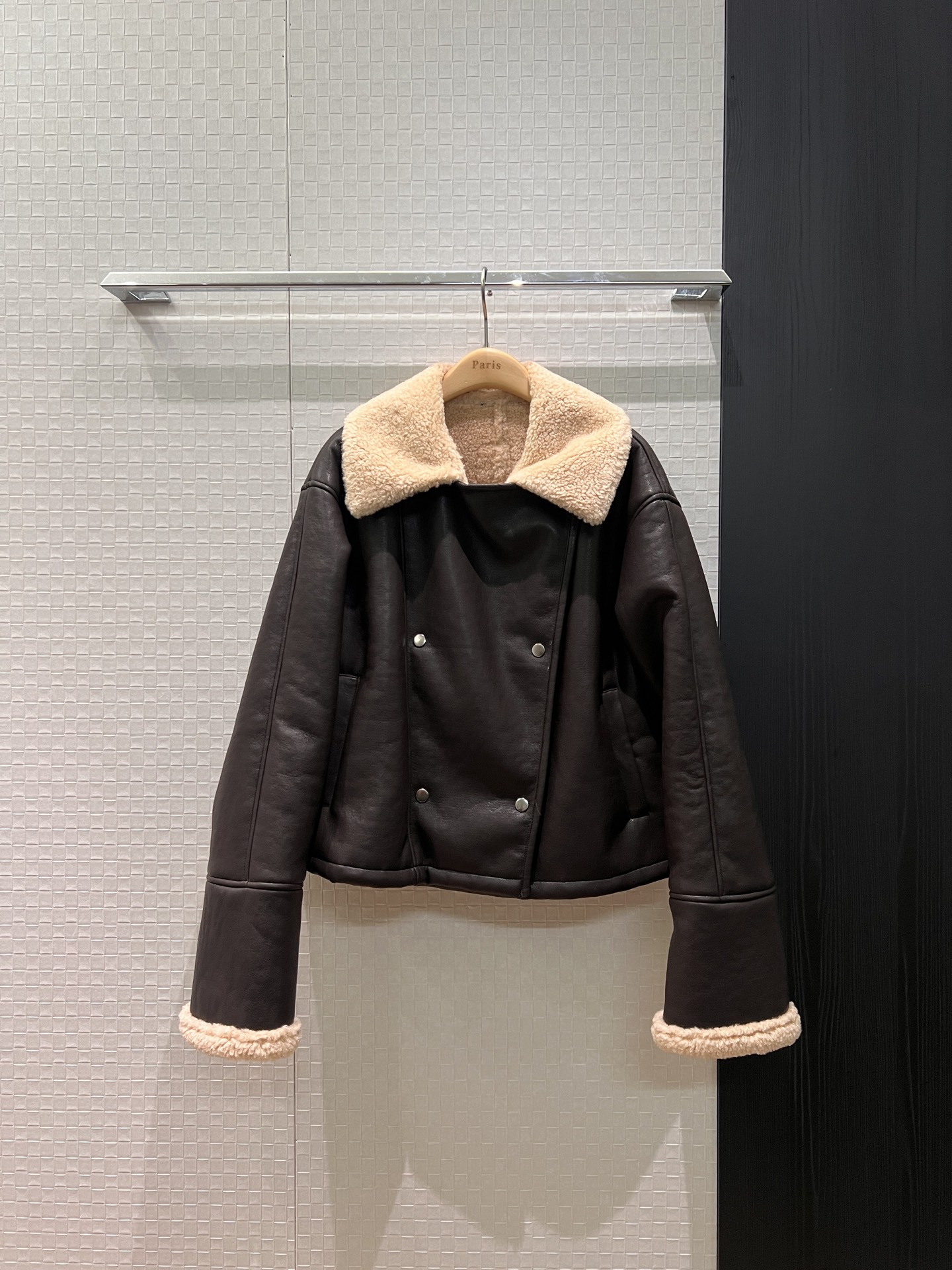 NO:652891,New imitation lambswool fur integrated double-breasted coat with irregular lapels. Loose and casual with logo badge decoration on the back. Versatile for all ages. Windproof and warm. Coffee color black. S-XL,,jackets & coats,alexander wang19860909新款仿羔羊毛皮毛一体 双排扣不规则翻领外套 后背logo徽章装饰宽松休闲 减龄百搭 防风保暖咖色黑色 S-XL,,jackets & coats,alexander wang,Women's clothing