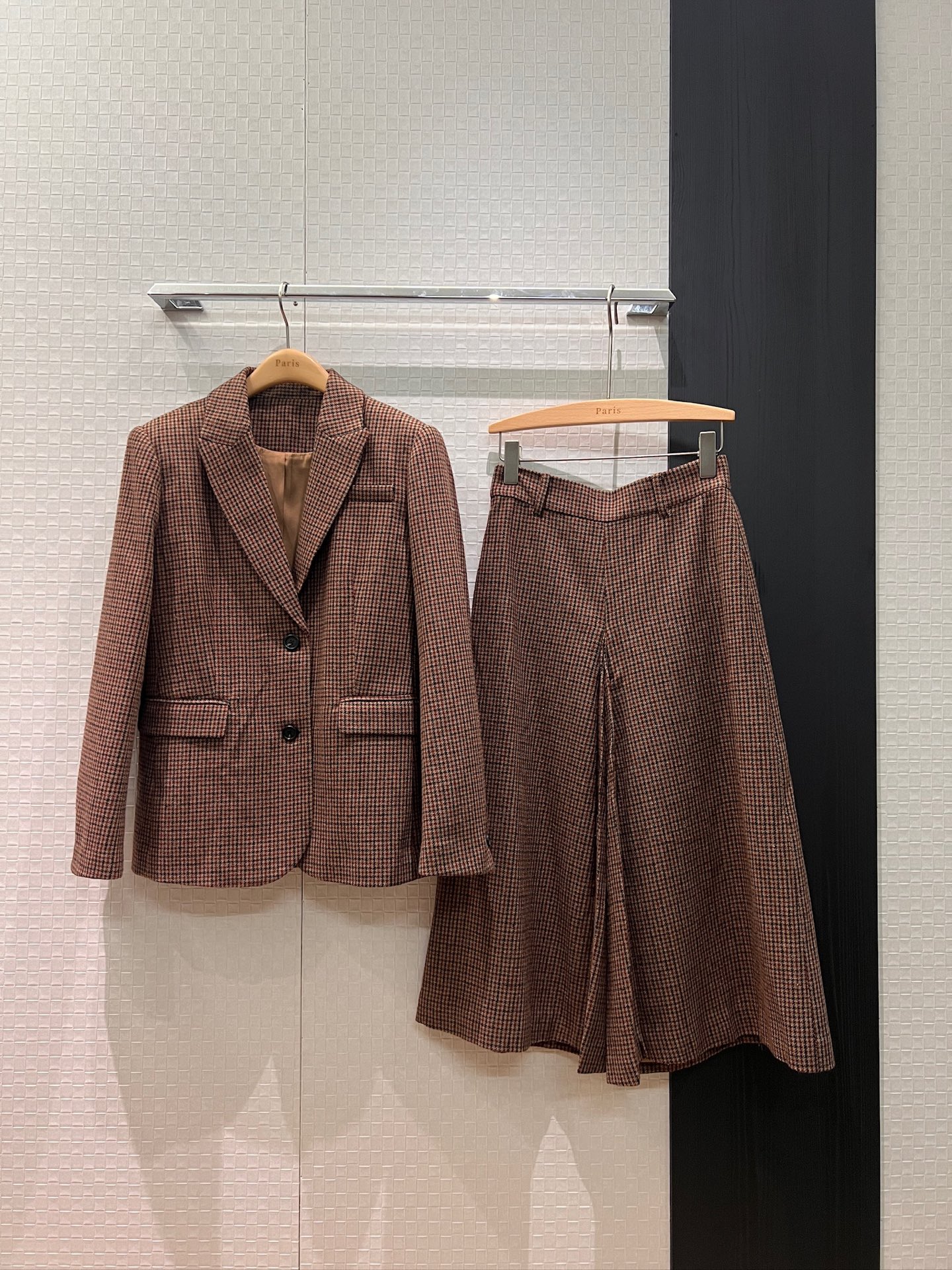 NO:652924,New classic retro houndstooth suit jacket with simple two-button design, fashionable and casual, versatile for commuting, can be matched with the same wide-leg pants and skirts SML,,skirts,jackets & coats,business suit,alexander wang19860909新款经典复古千鸟格西装外套简约两扣设计 时尚休闲 通勤百搭可搭同款阔腿裤裙 SML,,skirts,jackets & coats,business suit,alexander wang,Women's clothing
