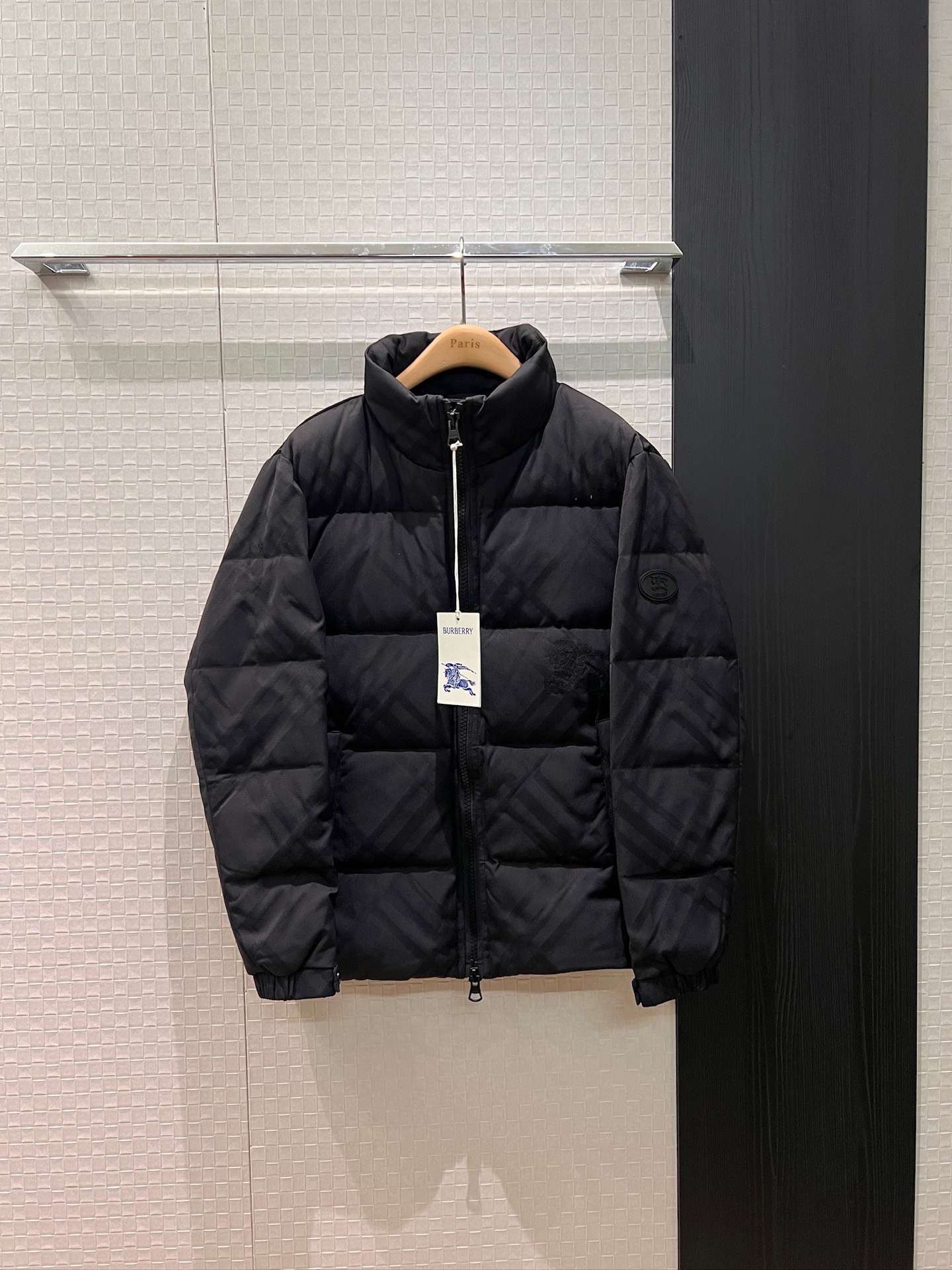 NO:652939,Comes with dust bag, new war horse dark plaid turtleneck down jacket, embroidered badge on chest, three-dimensional silicone armband decoration, loose and casual, men and women can wear 90 down and 10 feathers S-XXL,,jackets & coats,down jacket,alexander wang19860909配防尘袋新款战马暗格纹高领羽绒服外套 胸前刺绣徽章 立体硅胶袖标装饰宽松休闲 男女可穿90羽绒10羽 S-XXL,,jackets & coats,down jacket,alexander wang,Women's clothing