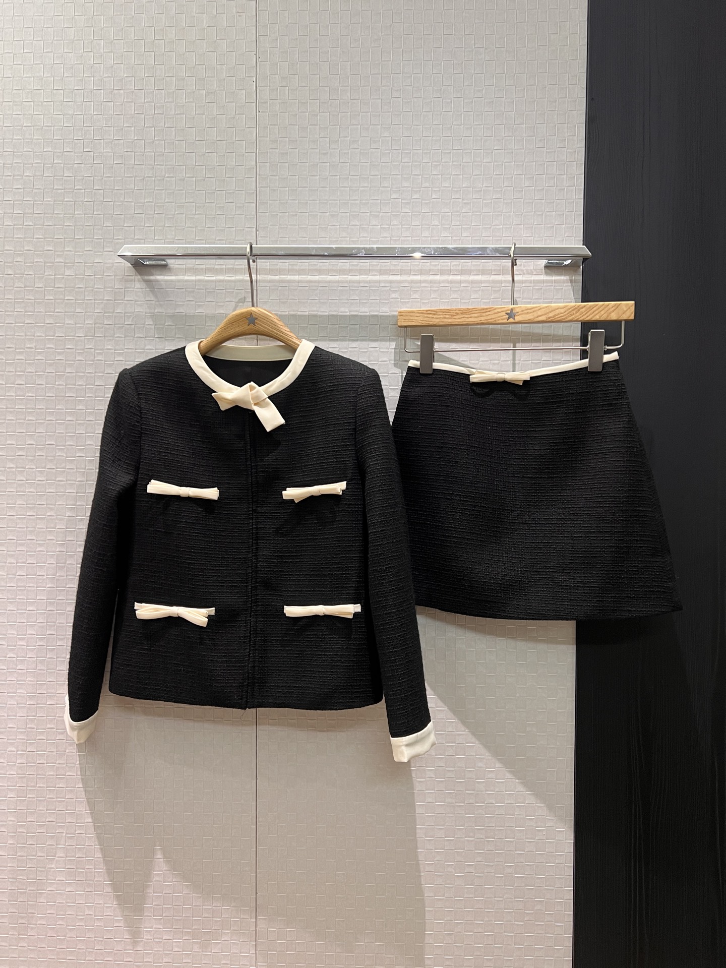 NO:652890,New arrival, round neck coat with contrasting color and bow decoration, wool tweed, ladylike temperament, versatile for all ages, can be matched with the same skirts SML, skirts, jackets & coats, alexander wang19860909新款来袭撞色边蝴蝶结装饰圆领外套羊毛粗花呢 淑女气质 减龄百搭 可搭同款半裙SML,,skirts,jackets & coats,alexander wang,Women's clothing