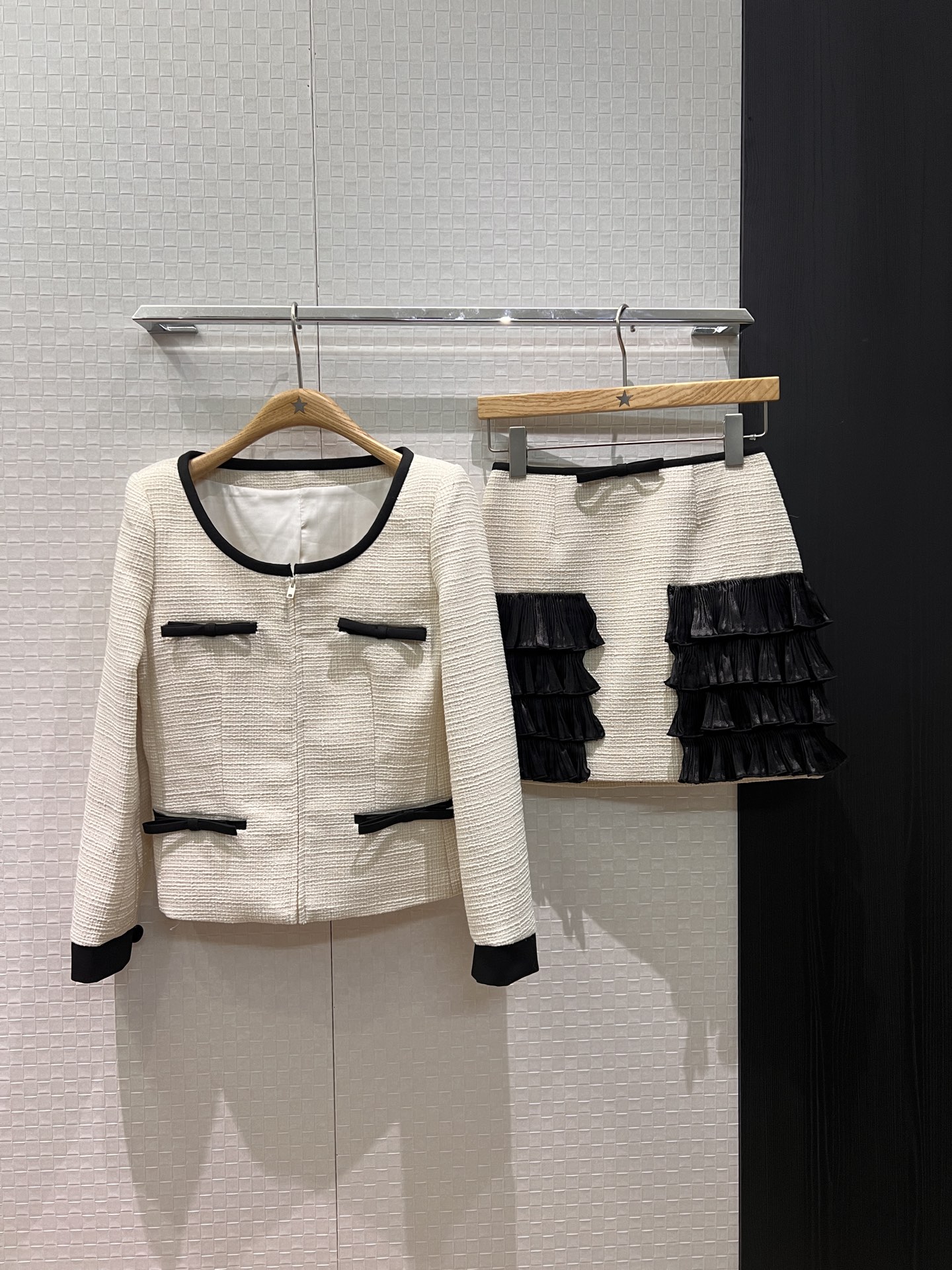 NO:652856,New arrival, contrasting edge bow decorated U-neck wool tweed coat, ladylike temperament, versatile for all ages, can be matched with the same skirts SML, skirts, jackets & coats, alexander wang19860909新款来袭撞色边蝴蝶结装饰U领外套羊毛粗花呢 淑女气质 减龄百搭 可搭同款半裙SML,,skirts,jackets & coats,alexander wang,Women's clothing