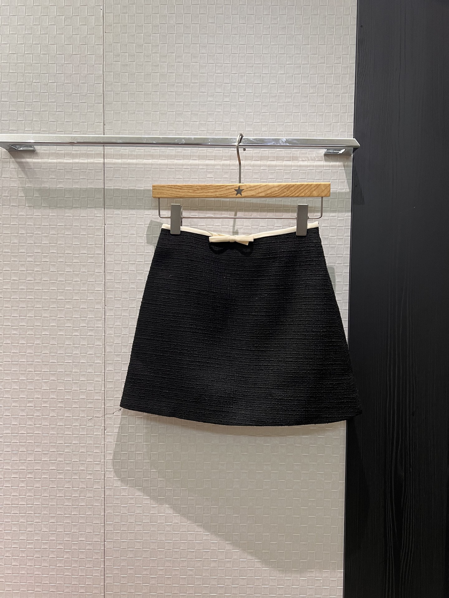 NO:652872,New arrival. A-line skirt decorated with bows in contrasting colors. Wool tweed. Ladylike. Versatile for age. Can be worn with the same jackets SML, skirts, jackets & coats, alexander wang19860909新款来袭撞色边蝴蝶结装饰A字半裙羊毛粗花呢 淑女气质 减龄百搭 可搭同款外套SML,,skirts,jackets & coats,alexander wang,Women's clothing