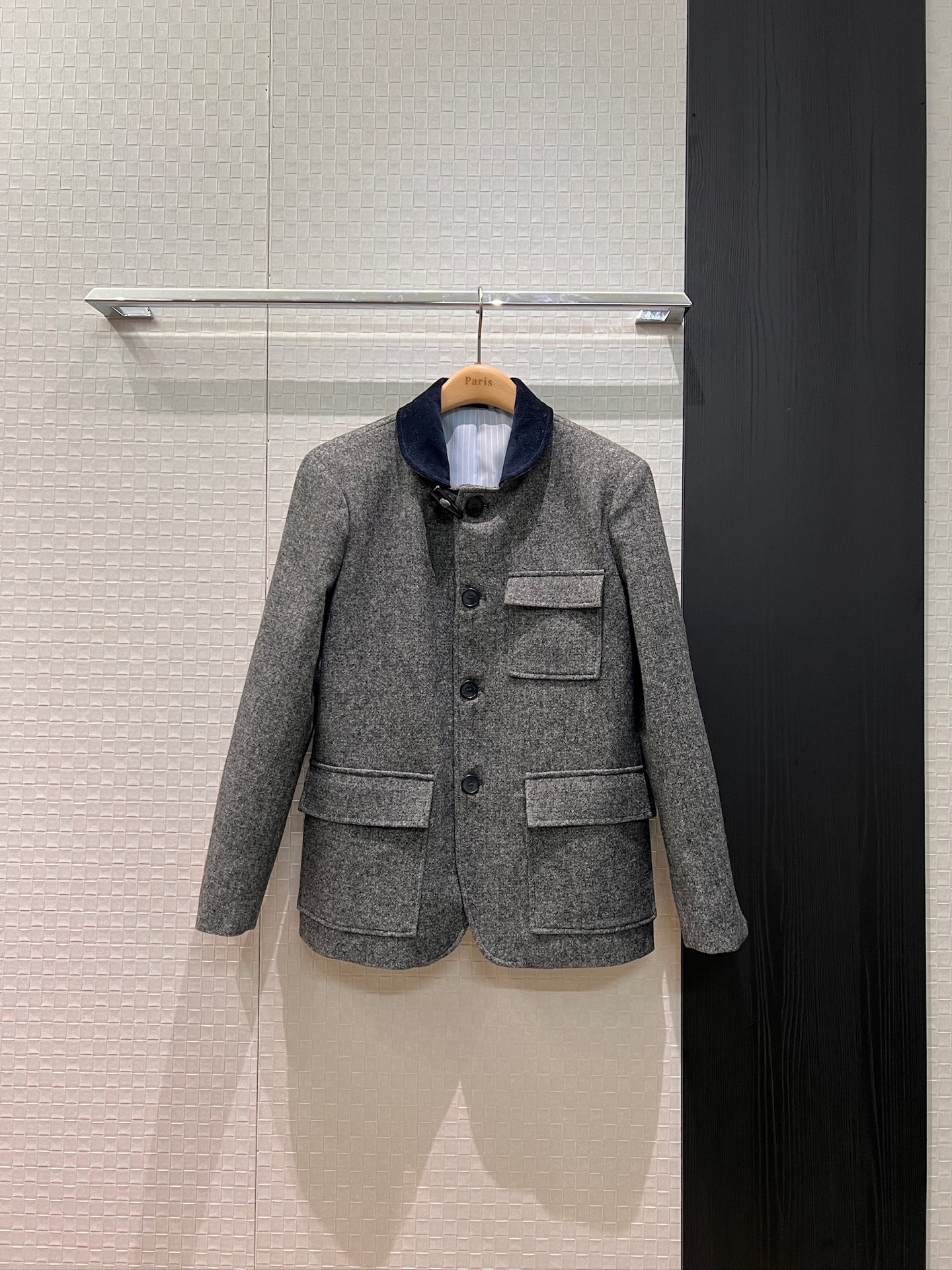 NO:652830,New arrival: TB contrasting color corduroy collar premium floral gray jacket. Sleeve patch design in neutral old money style. Three pocket flap. Striped lining. Cool lady. Smart commuter. SML,,jackets & coats,alexander wang19860909新款来袭TB撞色灯芯绒领高级花灰外套 袖子补丁设计中性老钱风 三口袋翻盖 条纹内衬酷酷的飒姐 干练通勤 SML,,jackets & coats,alexander wang,Women's clothing