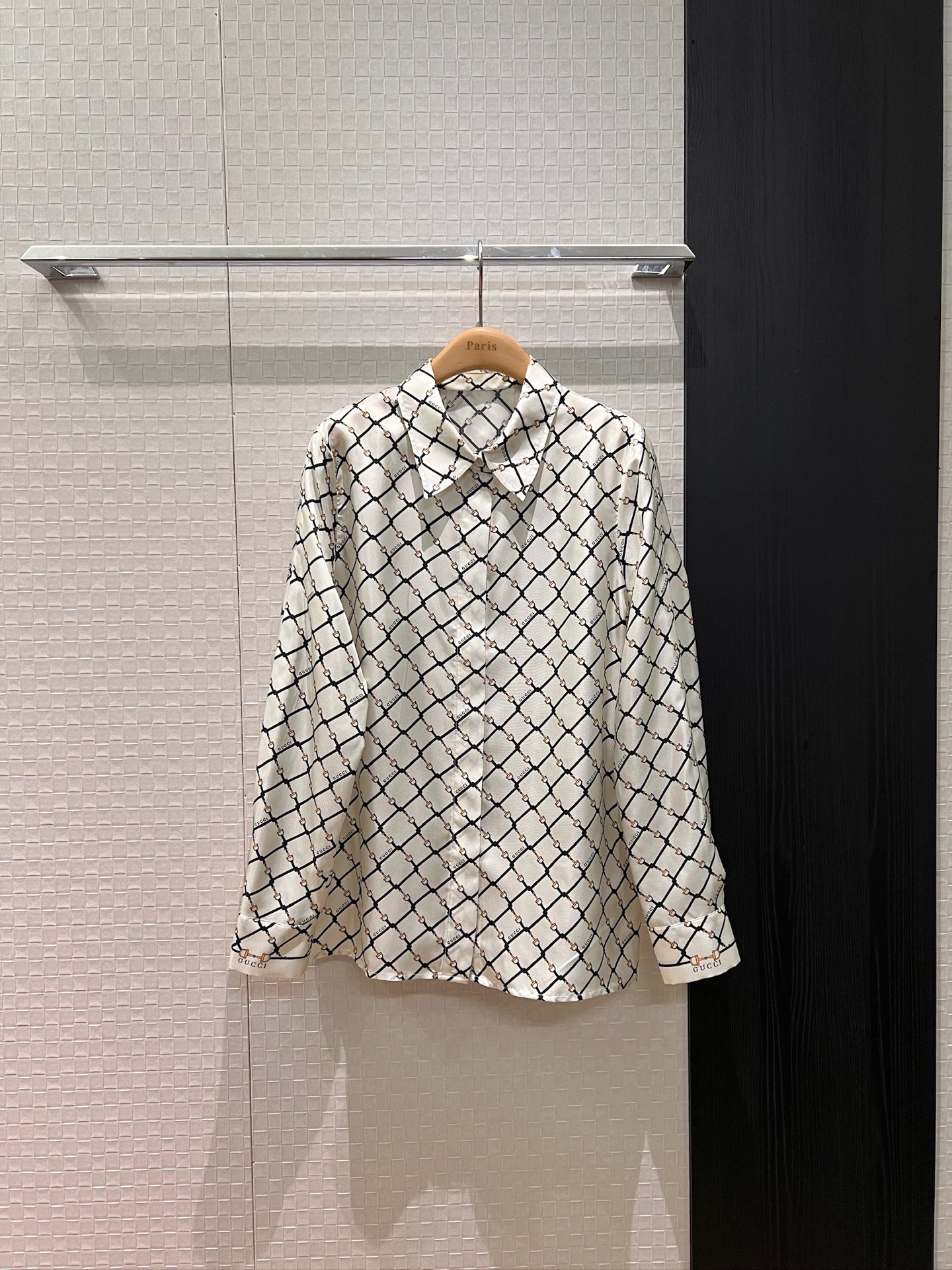 NO:652809,Early spring new style horsebit rhombus pattern silk twill shirt positioning printing, versatile for commuting, fashionable and casual, S-XL,,real silk,alexander wang19860909早春新款马衔扣菱格纹印花真丝斜纹衬衣定位印花 通勤百搭时尚休闲 S-XL,,real silk,alexander wang,Women's clothing