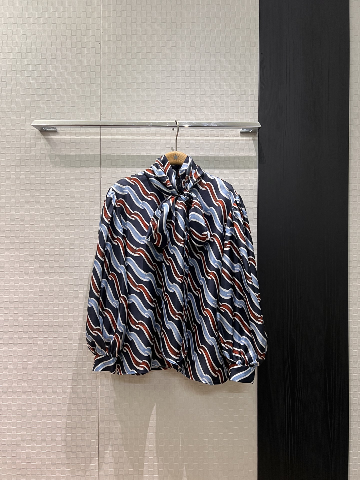 NO:652857,Early spring new style Ning Yizhuo's same style French ribbon design lantern sleeve shirt, holiday style, ribbon positioning print, multiple outfits, loose and lazy, tie bow, elegant commuting S-XL,,alexander wang19860909早春新款宁艺卓同款 法式飘带设计灯笼袖衬衣 度假风 彩带定位印花多种穿搭 宽松慵懒 系带蝴蝶结优雅通勤 S-XL,,alexander wang,Women's clothing