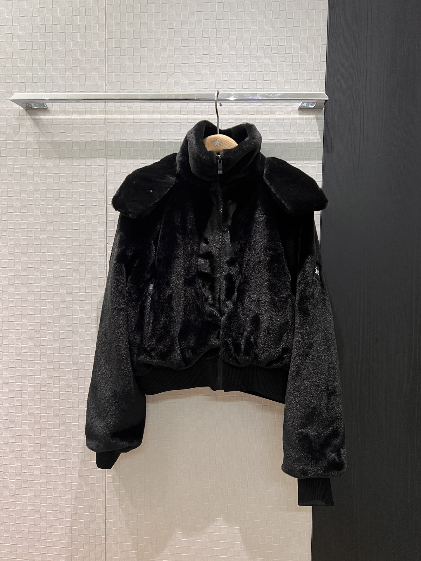 NO:654331,New alo furry hooded waisted short jacket, hood with detachable classic badge armband decoration, ribbed cuff, loose and casual, age-reducing and versatile black and white SML,,jackets & coats,hats,alexander wang19860909新款alo毛毛连帽收腰短款外套 帽子可拆卸经典徽章袖标装饰 罗纹束口 宽松休闲 减龄百搭黑白 SML,,jackets & coats,hats,alexander wang,Women's clothing