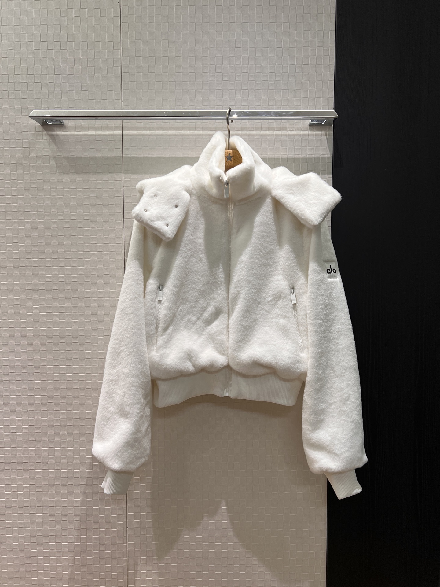 NO:654319,New alo furry hooded waisted short jacket, hood with detachable classic badge armband decoration, ribbed cuff, loose and casual, age-reducing and versatile black and white SML,,jackets & coats,hats,alexander wang19860909新款alo毛毛连帽收腰短款外套 帽子可拆卸经典徽章袖标装饰 罗纹束口 宽松休闲 减龄百搭黑白 SML,,jackets & coats,hats,alexander wang,Women's clothing