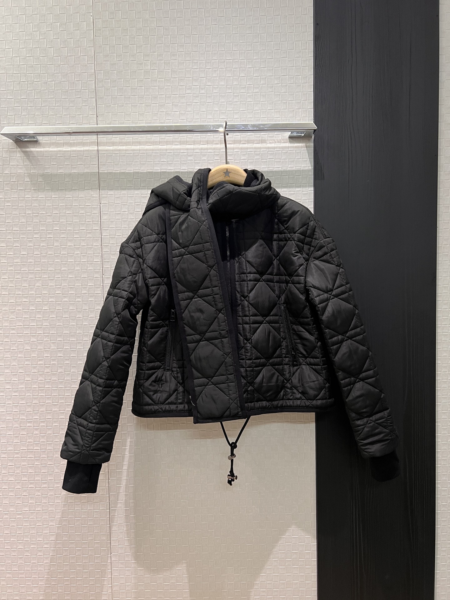 NO:654301,New cannage pattern shawl scarf decorative design. Cannage pattern stand collar jacket, short cotton coat. The scarf is detachable and can be worn in two ways. Light and casual. Loose and versatile hem with drawstring waist. Must-have for age reduction. S-XL,,jackets & coats,jackets & coats,shawls,alexander wang19860909新款藤格纹披肩围巾装饰设计 藤格纹立领夹克短款棉衣外套 围巾可拆卸两穿搭配 轻薄休闲 宽松百搭下摆可抽绳收腰 减龄必备 S-XL,,jackets & coats,jackets & coats,shawls,alexander wang,Women's clothing