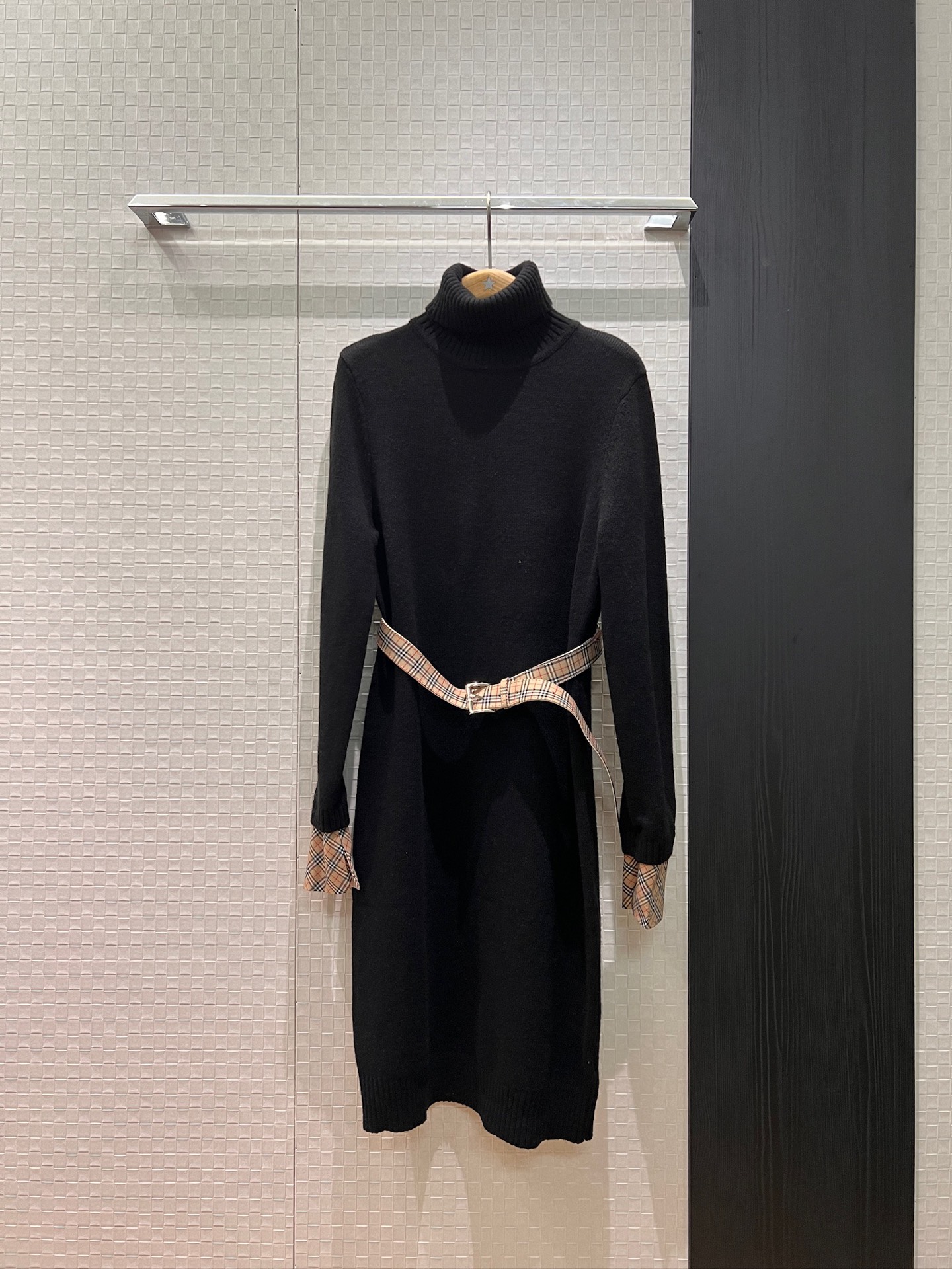 NO:654310,New two-turn high-neck knitted wool skirt dress. Classic plaid splicing. Fake two-piece cuffs. Plaid belt to tighten the waist. Decorative plaid cuffs. Removable. Slim fit. Versatile temperament. Black, brown and red. SML,,skirts,alexander wang19860909新款两翻高领针织羊毛裙连衣裙 经典格纹拼接假两件袖口 系格纹腰带收腰装饰格子袖口可拆卸 修身显瘦 气质百搭黑色棕红 SML,,skirts,alexander wang,Women's clothing